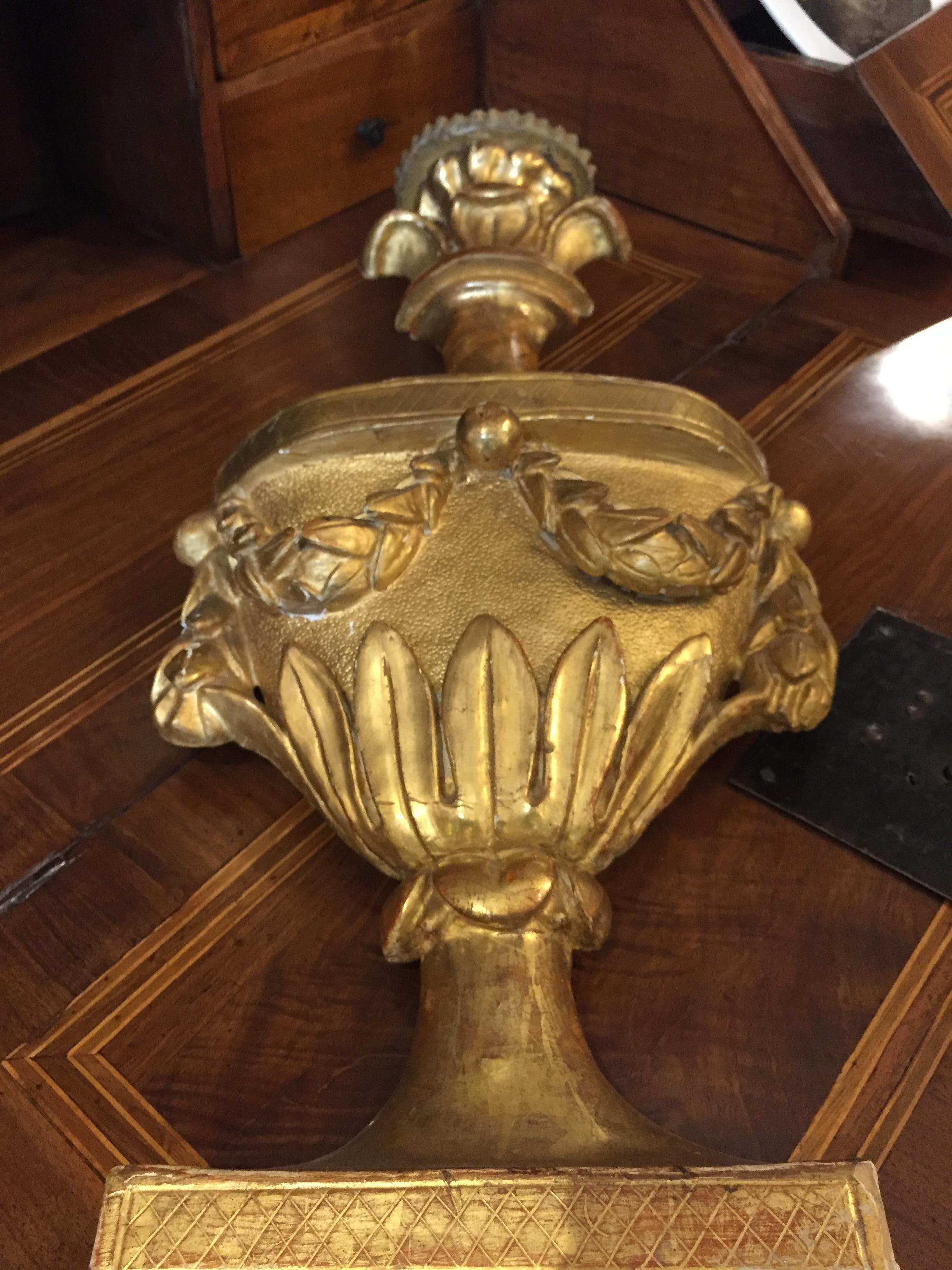 Gold Leaf Italian Empire Vase Applique in Gilded Carved Wood Circa 1780 For Sale
