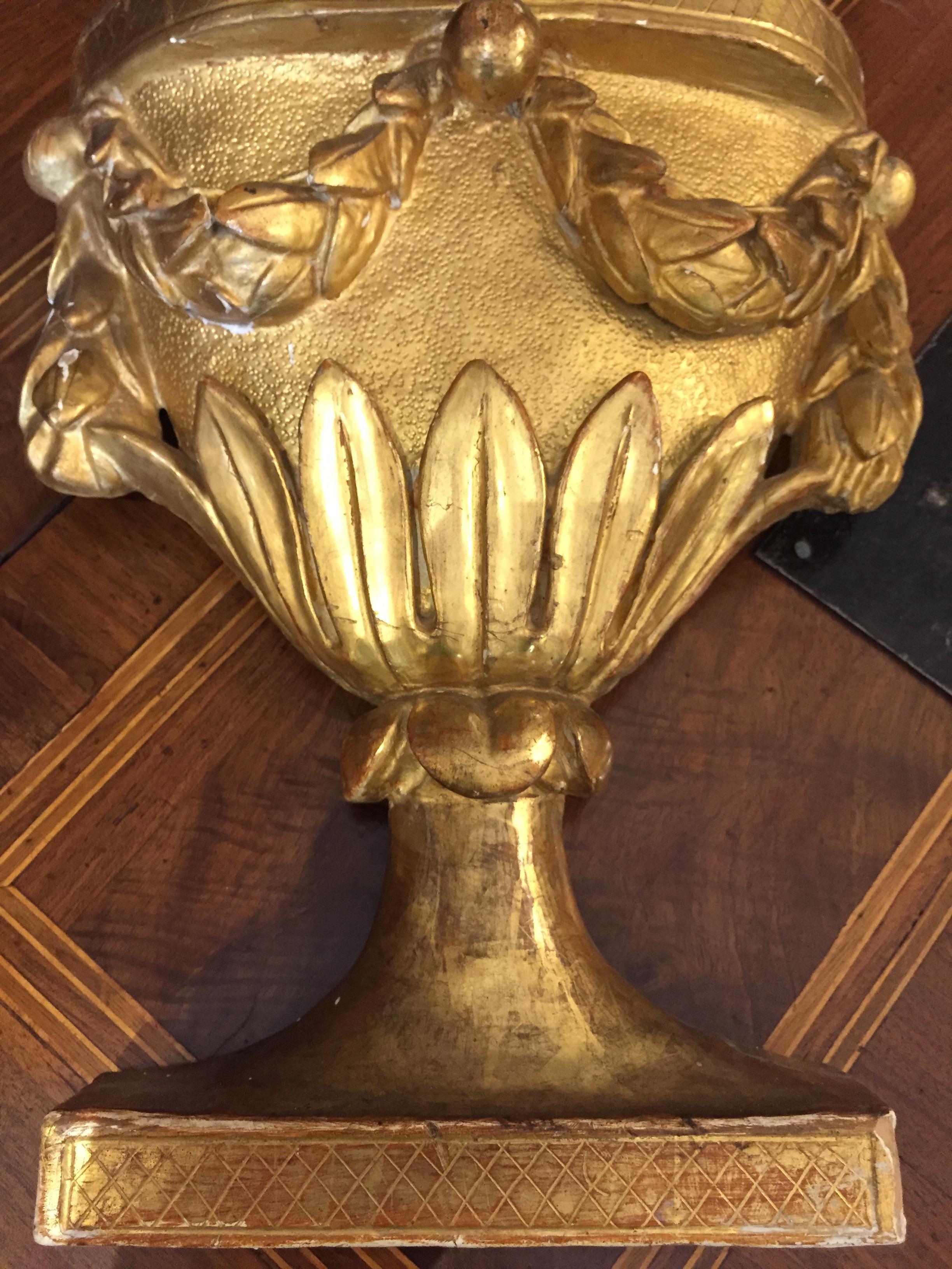Italian Empire Vase Applique in Gilded Carved Wood Circa 1780 For Sale 1