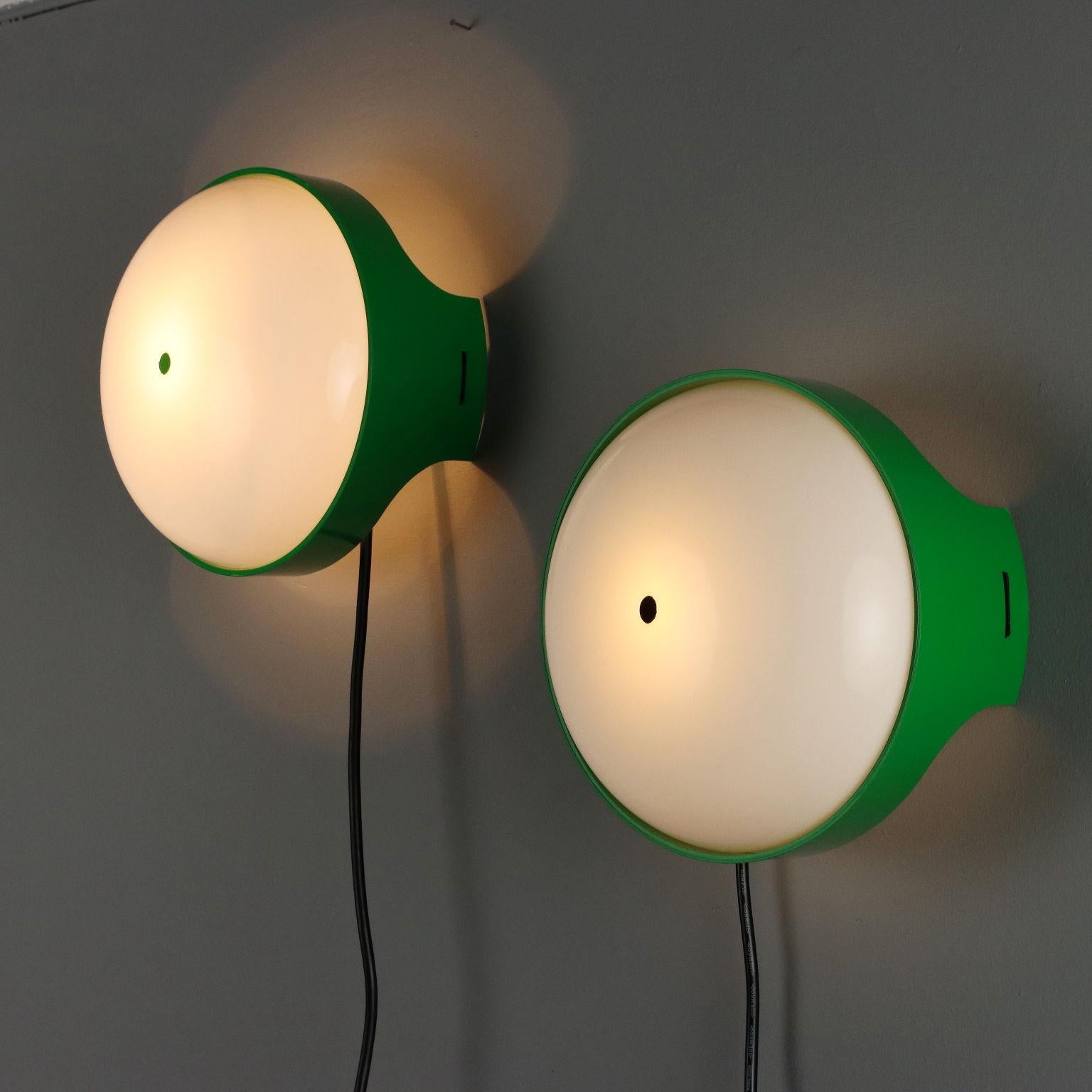 Due lampada a parete disegnate da Joe Colombo per una produzione Kartell realizzate in abs verde con calotta in metacrilato. Buone condizioni.