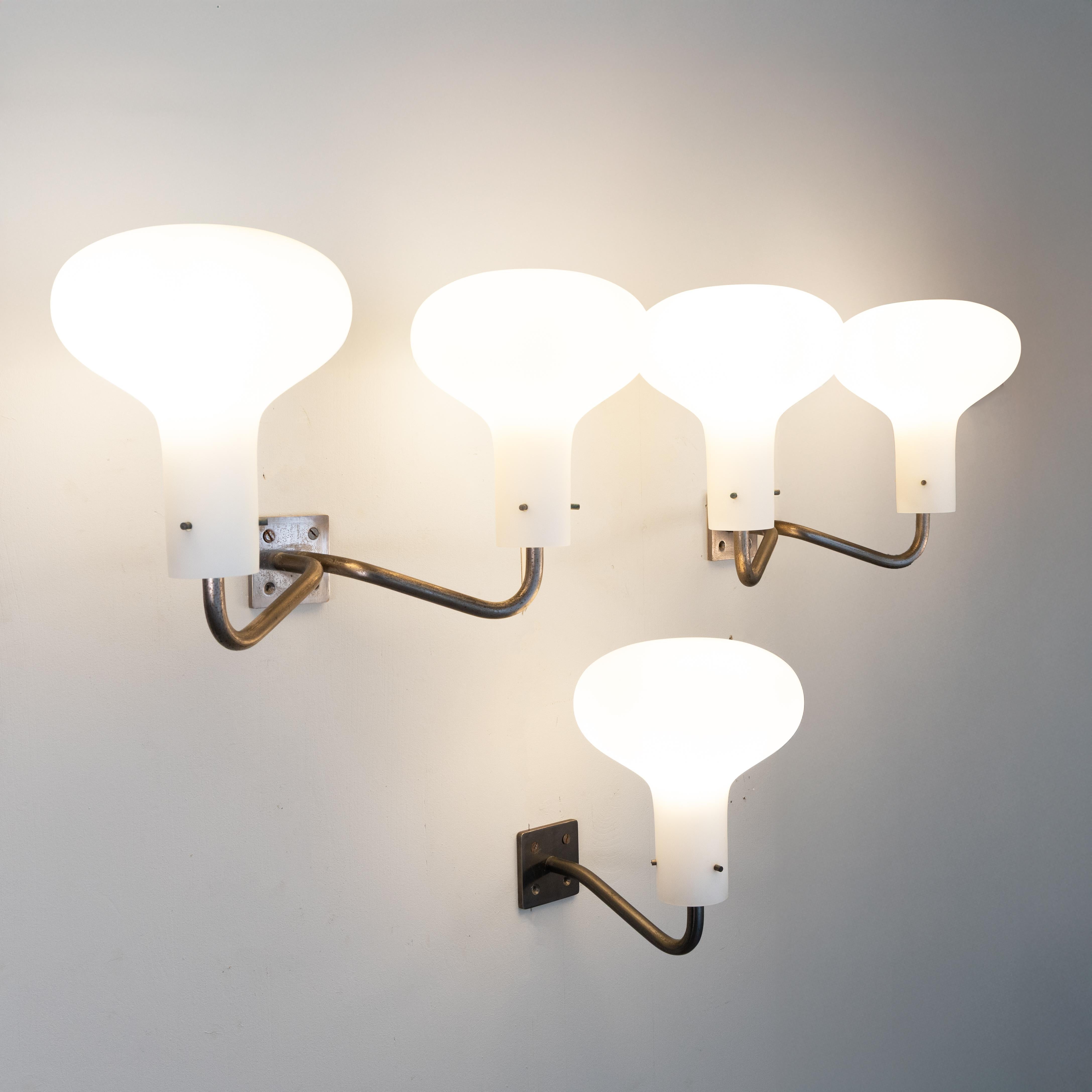 Applique mod. LP12, un point lumineux, Ignazio Gardella, Azucena, Italie, 1960. Structure en laiton avec bras articulés et diffuseurs en verre opale. Le projet d'Ignazio Gardella pour Azucena, développé en 1960 dans le cadre de ses recherches sur
