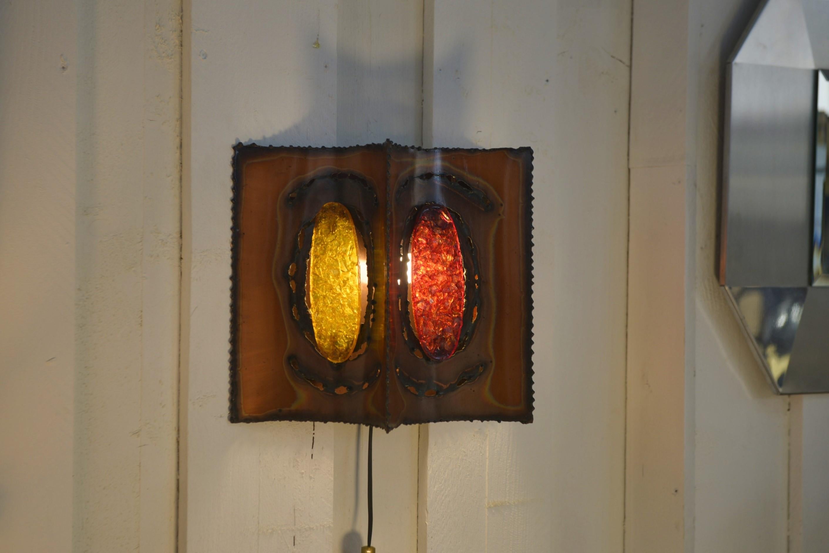 Aplique mural ACCOLAY en cuero y resina Años 50

Este mural artesanal es una rara creación del taller de Accolay, colectivo de artistas y diseñadores activos en el Yonne entre 1945 y 1980. Verdadera pieza de colección, asocia una estructura de cuero