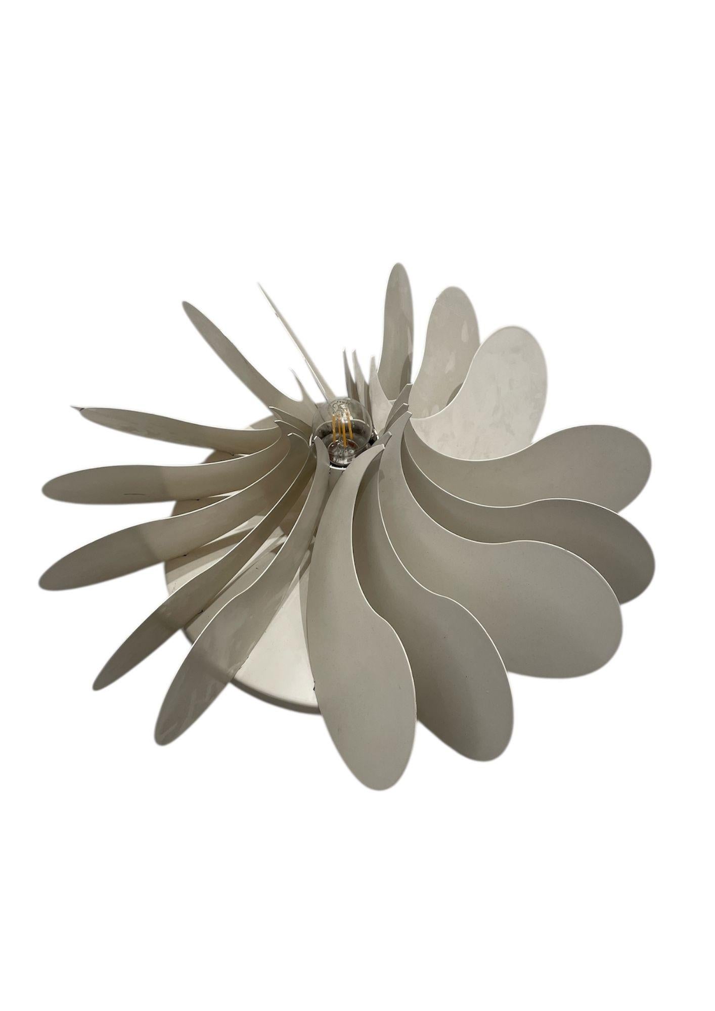 Aplique de pared de metal pintado en blanco. Forma de pétalo.