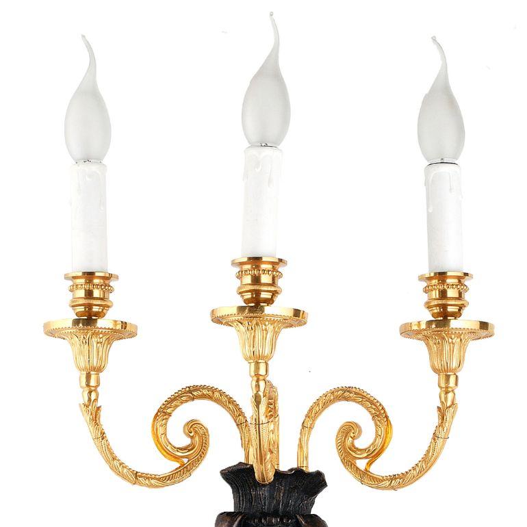 Mytho aplique de tres luces en bronce con putto Contemporáneo en venta