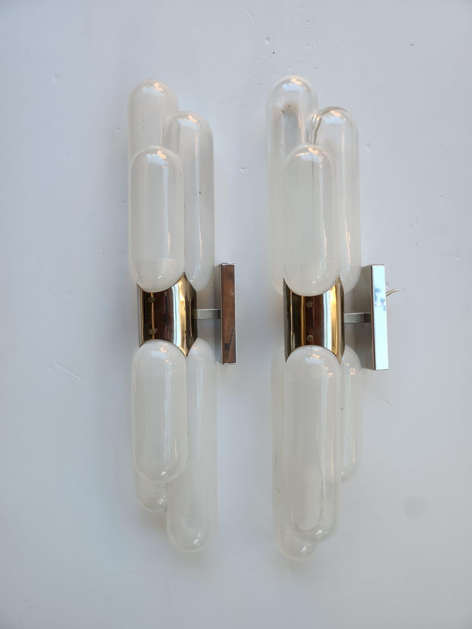 Coppia di applique space age di Carlo Nason per Mazzetta, in vetro soffiato di Murano bianco e in metallo argentato