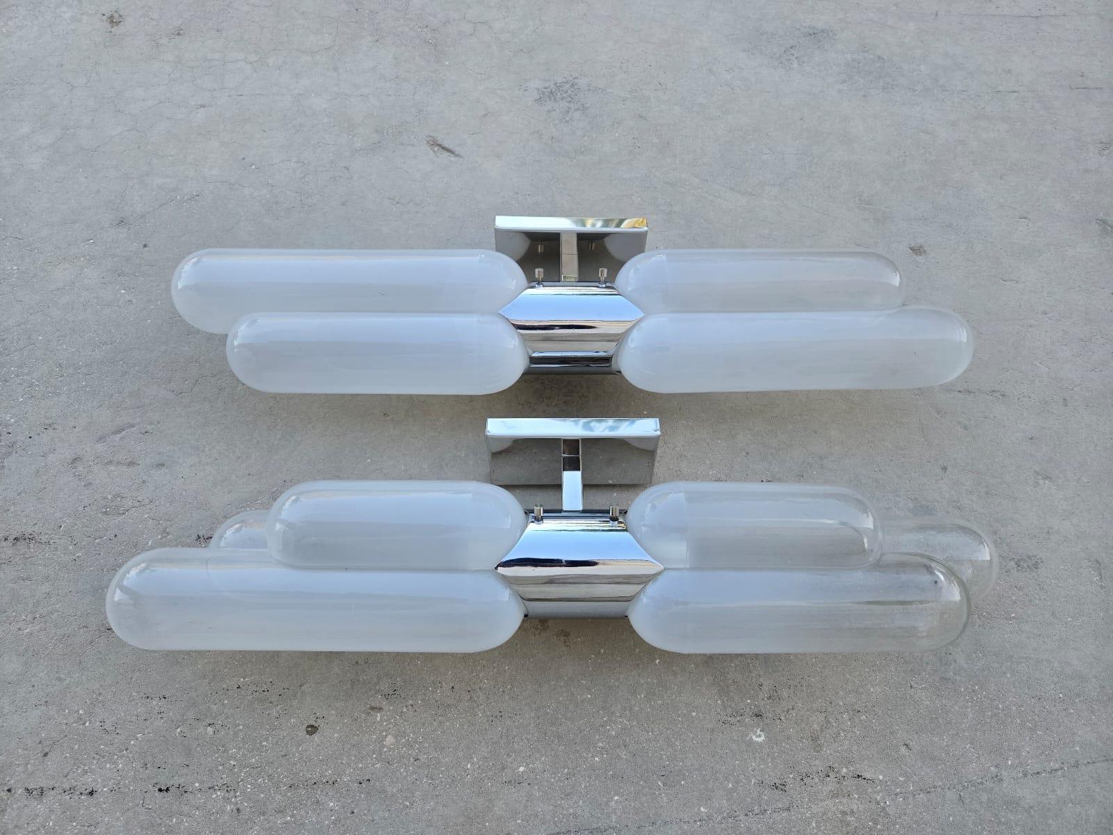Coppia di applique space age di Carlo Nason per Mazzetta, in vetro soffiato di Murano bianco e in metallo argentato