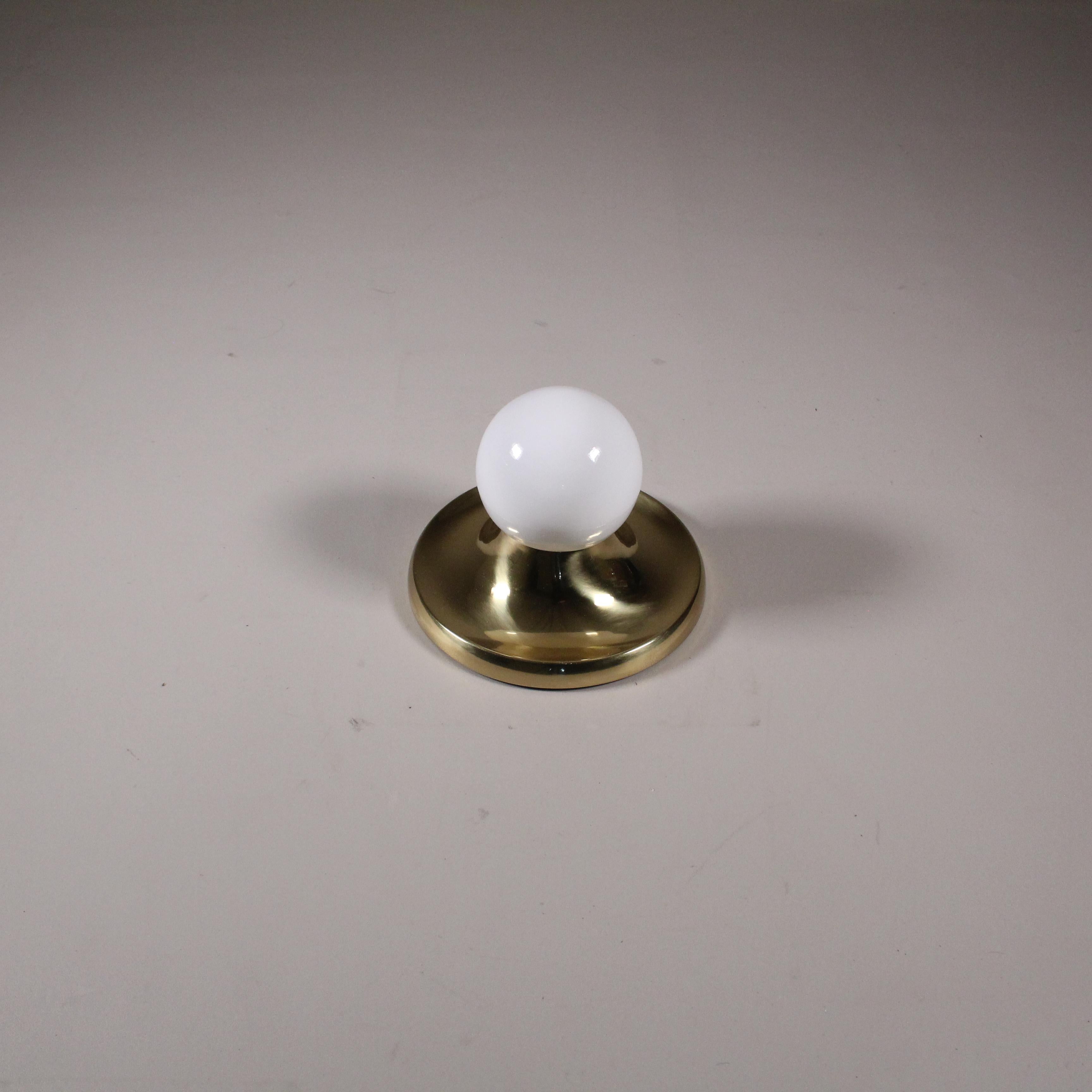 Die goldene Wandleuchte 