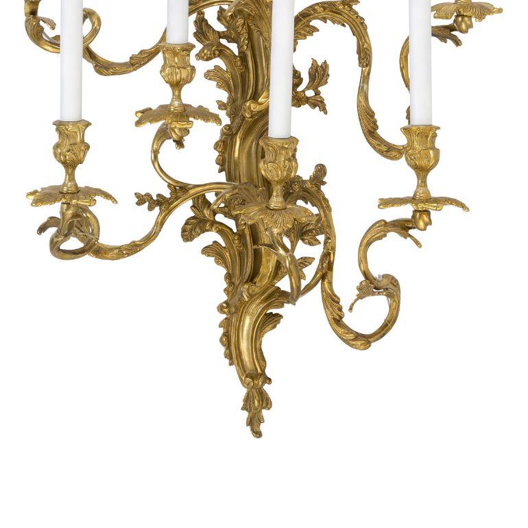 Ilumine su espacio con nuestro precioso aplique palmira de siete luces con hojas. Con un duradero marco de bronce fundido adornado con intrincados motivos de hojas, esta elegante luminaria añade un toque de belleza natural y sofisticación a