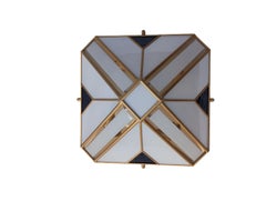 Applique piramidale in vetro opalino bianco e metallo patinato oro. Italia '70