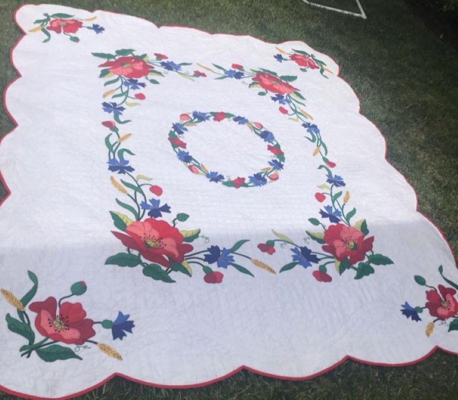 Country Appliqué Poppy Quilt with Scallop Border For Sale