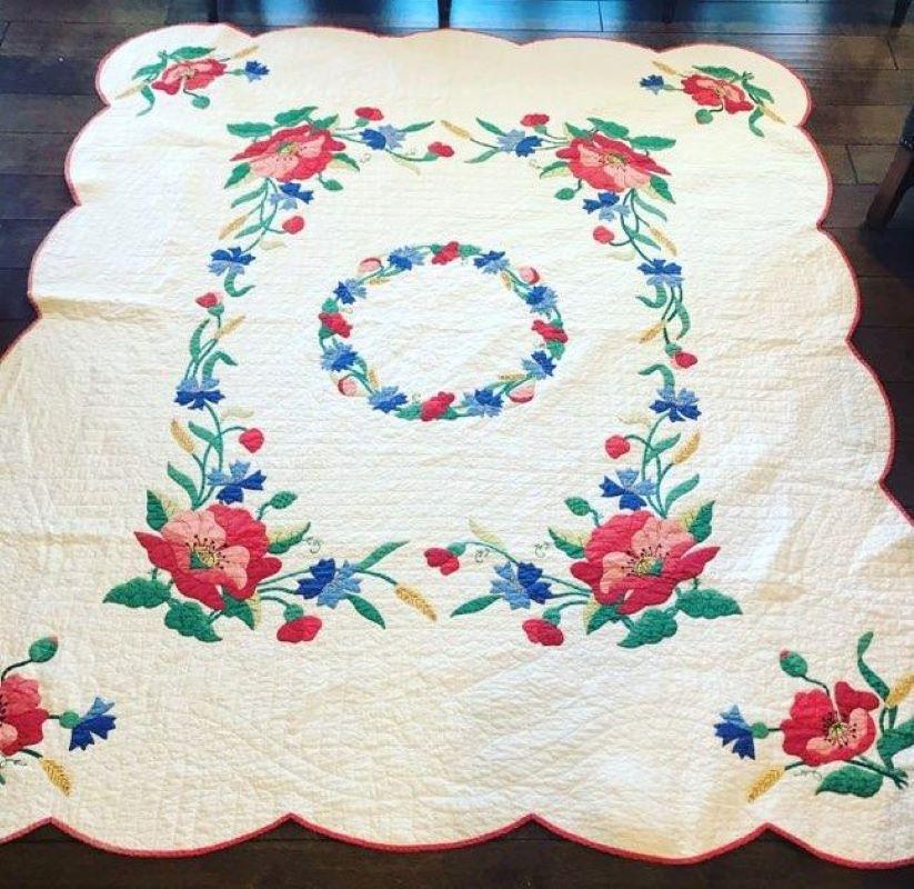 Appliqué poppy quilt with fantastic scallop border. The appliqué and quilting work is very good. Condition is very good as well.