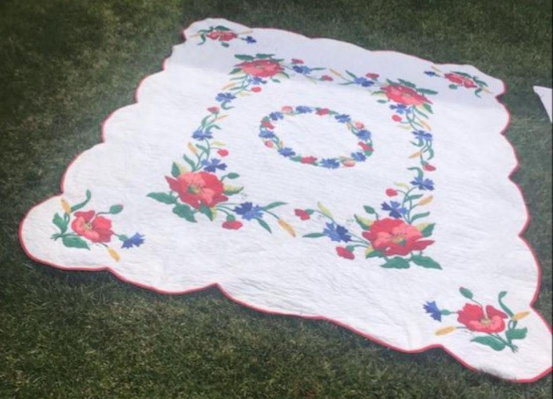 American Appliqué Poppy Quilt with Scallop Border For Sale
