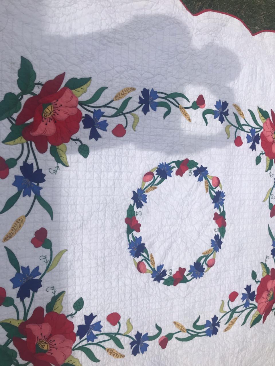 Appliqué Poppy Quilt with Scallop Border In Good Condition For Sale In Los Angeles, CA