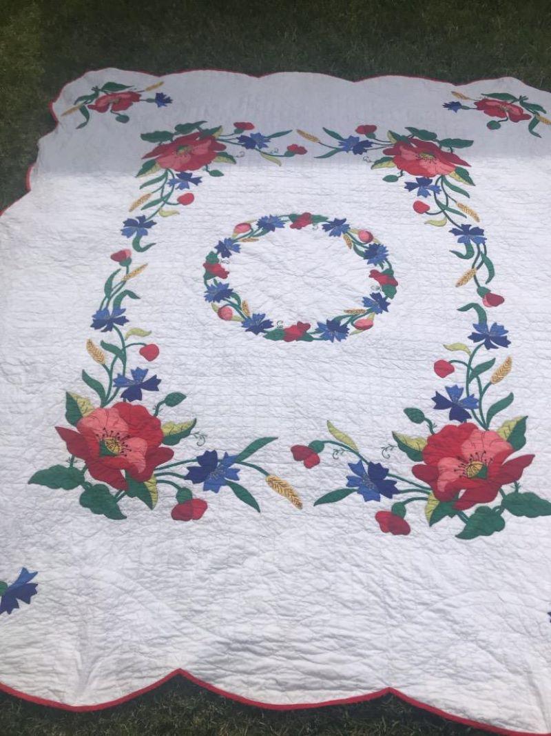 Mid-20th Century Appliqué Poppy Quilt with Scallop Border For Sale