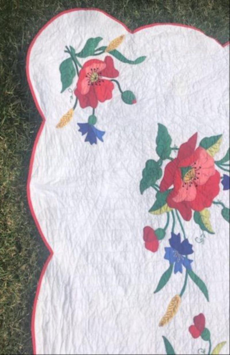 Cotton Appliqué Poppy Quilt with Scallop Border For Sale