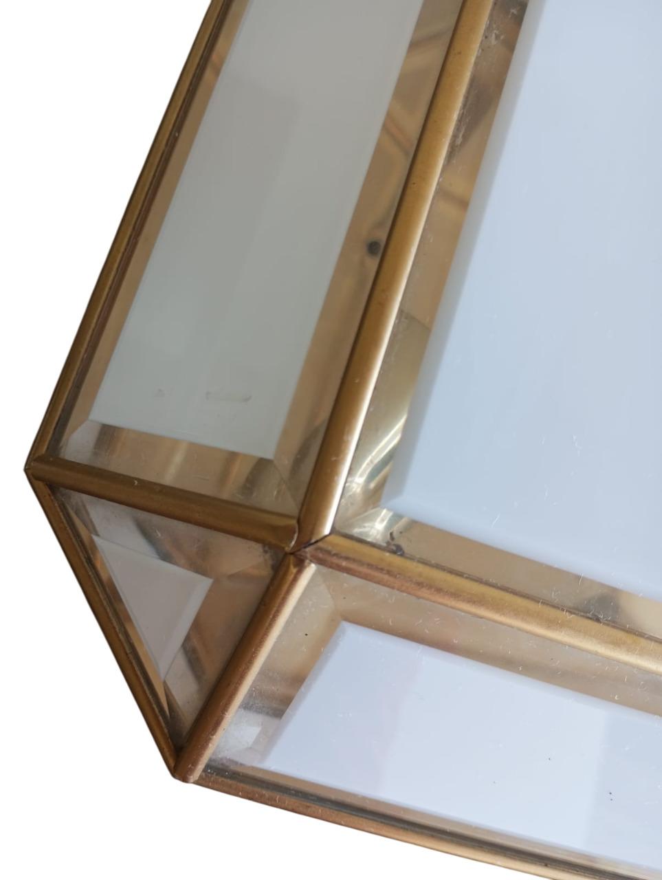 Applique quadrata in vetro opalino bianco e metallo patinato oro Italia anni ‘70 For Sale 1