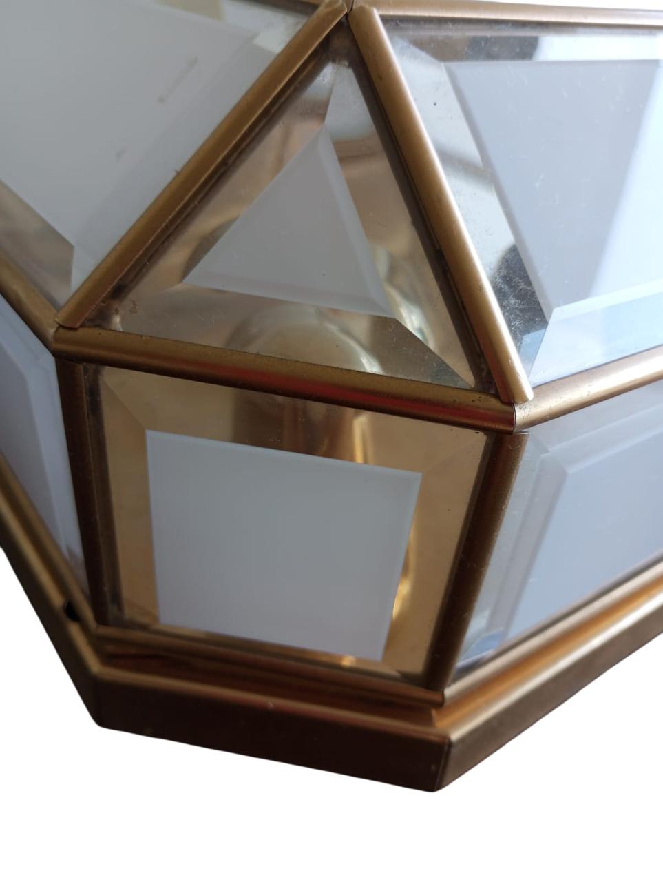 Applique quadrata in vetro opalino bianco e metallo patinato oro Italia anni ‘70 For Sale 2
