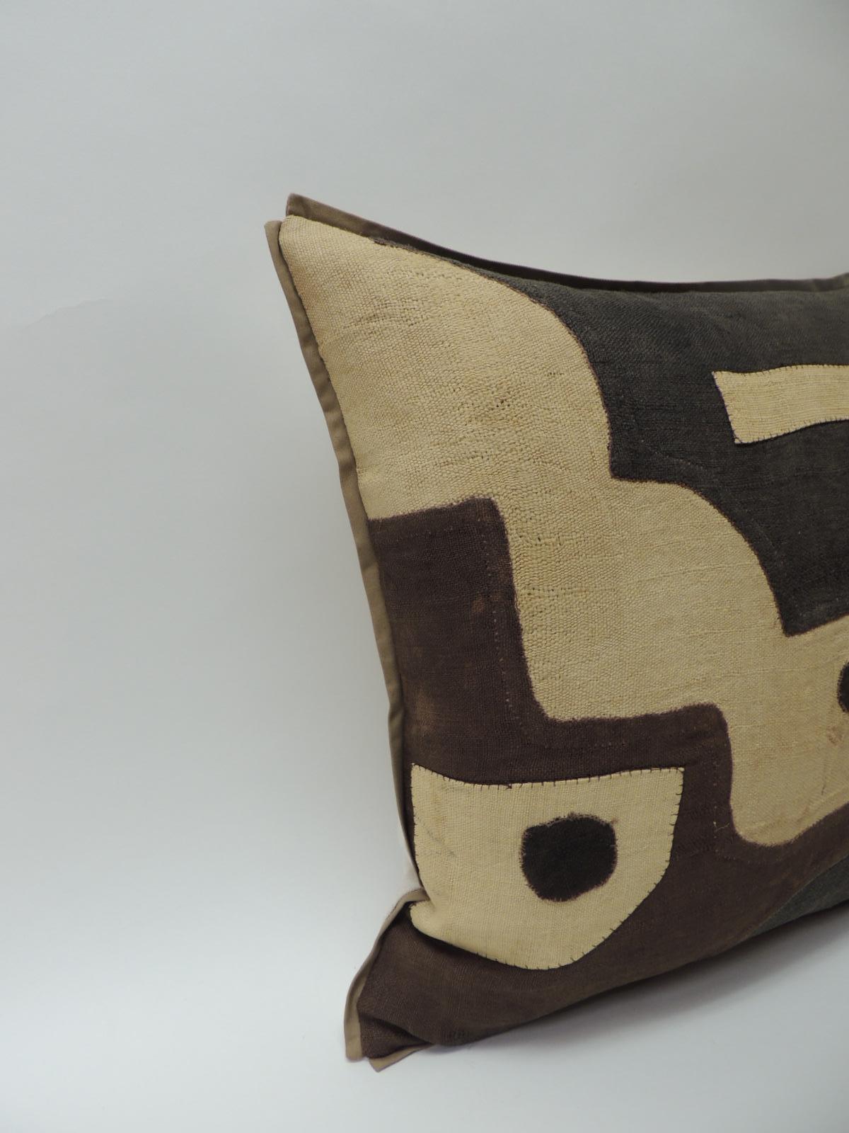 Applique raffia, patchwork and applique brown, black and natural decorative pillow
Custom flat cotton trim in earth-tone khaki color all around. Natural Cotton and linen backing. Pillow handcrafted and designed in the USA with custom made