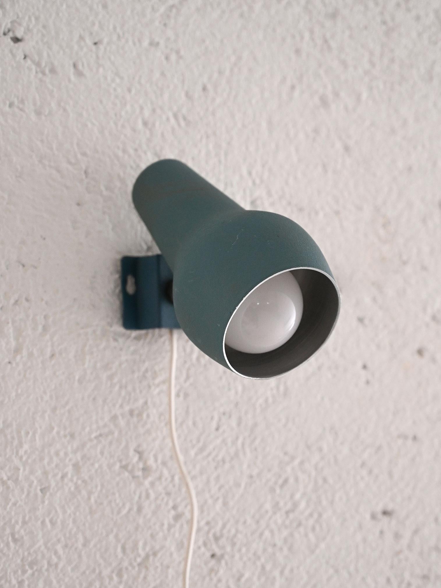 Aplique de metal cromado, años 50/60, con acabado en azul pastel y articulación giratoria.

Aplique de pared escandinavo vintage de los años 50/60, de metal cromado con acabado mate color azúcar. Su diseño compacto se ve reforzado por una
