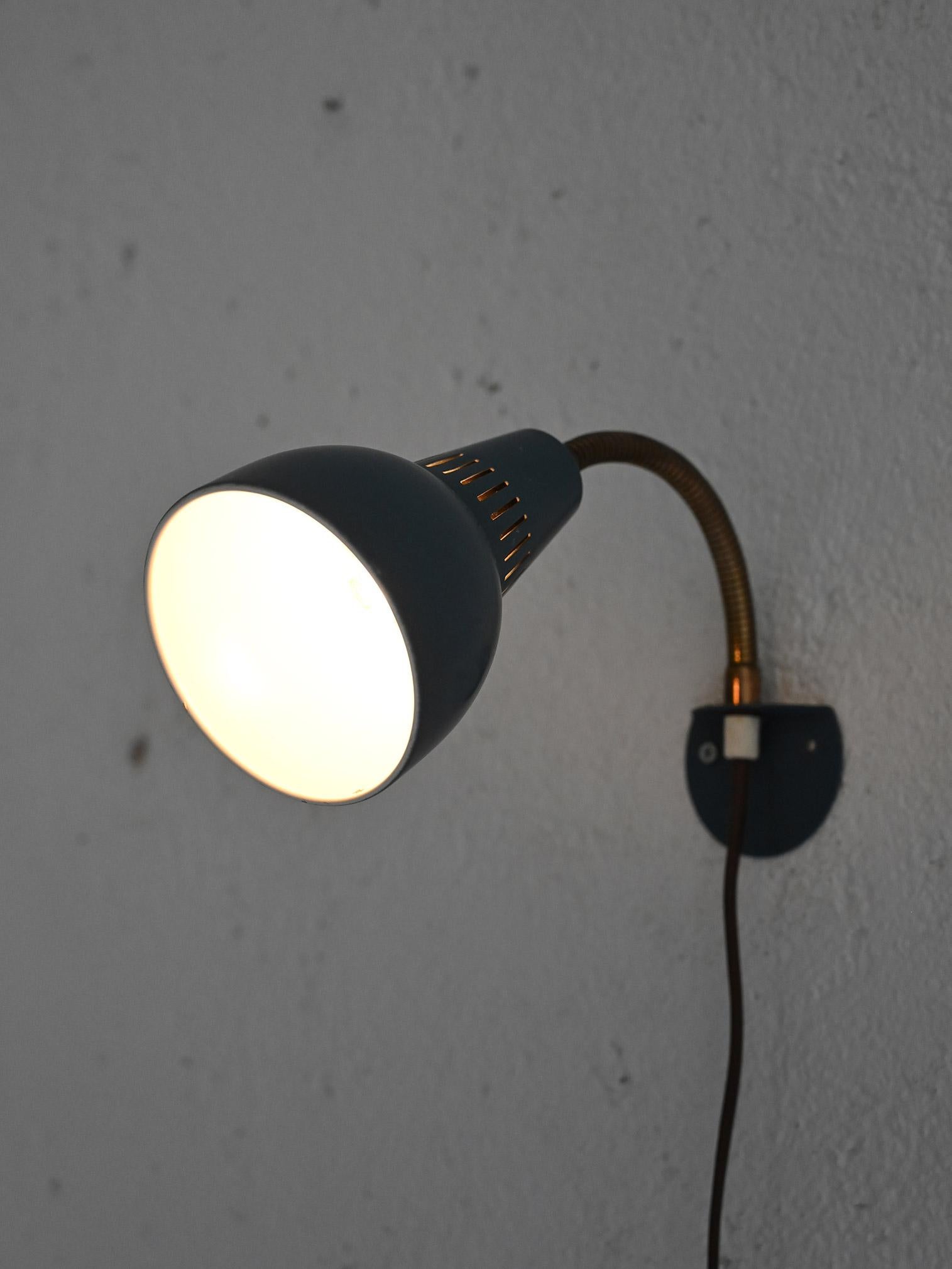 Original aplique escandinavo de los años 60, con brazo plegable. Fabricada en metal, tiene un diseño esencial pero funcional típico de la época. Un toque vintage que ilumina discretamente cualquier pared.

Este aplique escandinavo de los años 60 es