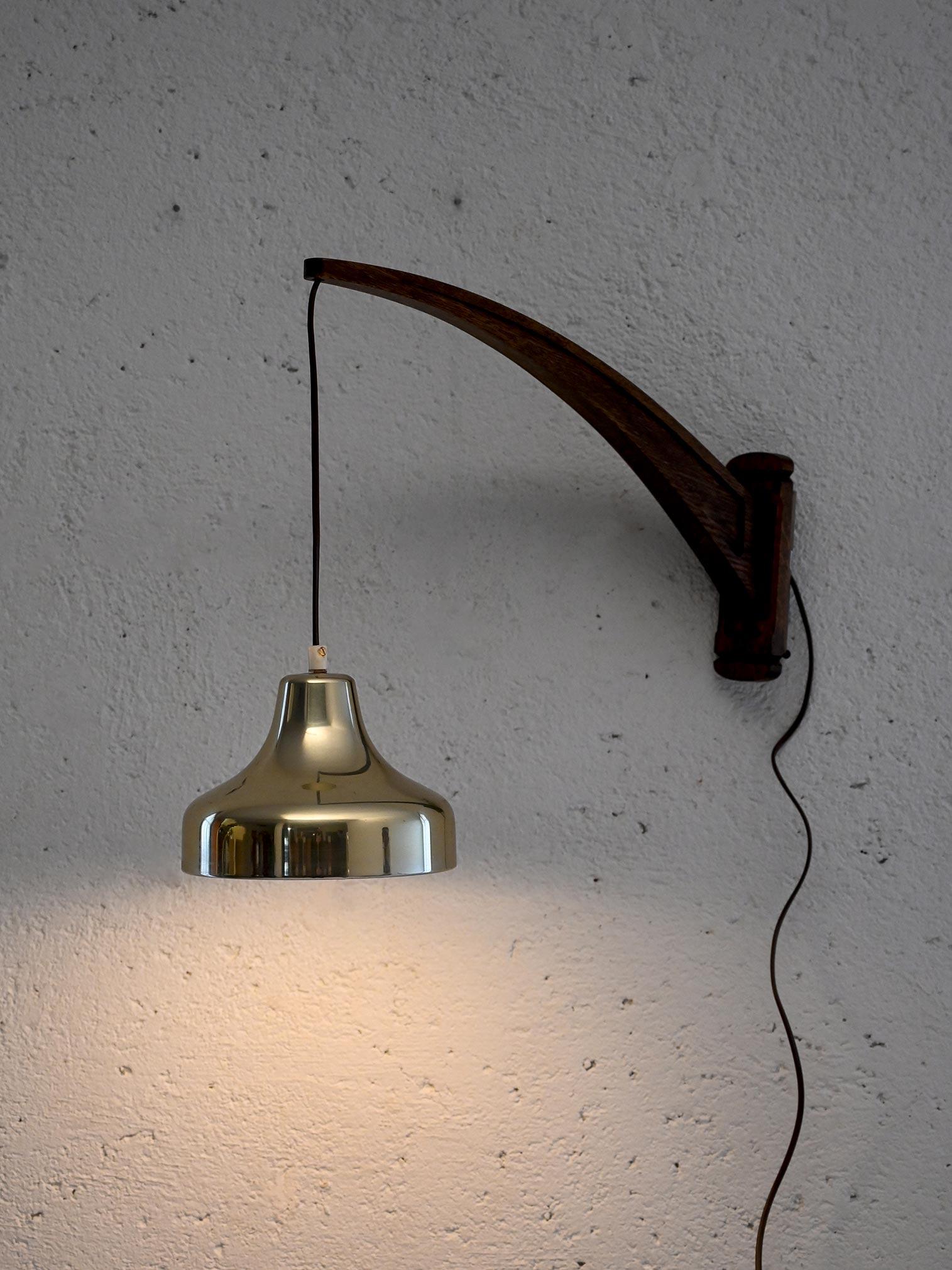Aplique escandinavo vintage de nogal con abat-jour colgante de latón y cable ajustable.

Aplique de pared escandinavo vintage en nogal, con un elegante colgante abat-jour de latón. El cable ajustable facilita la regulación de la altura de la