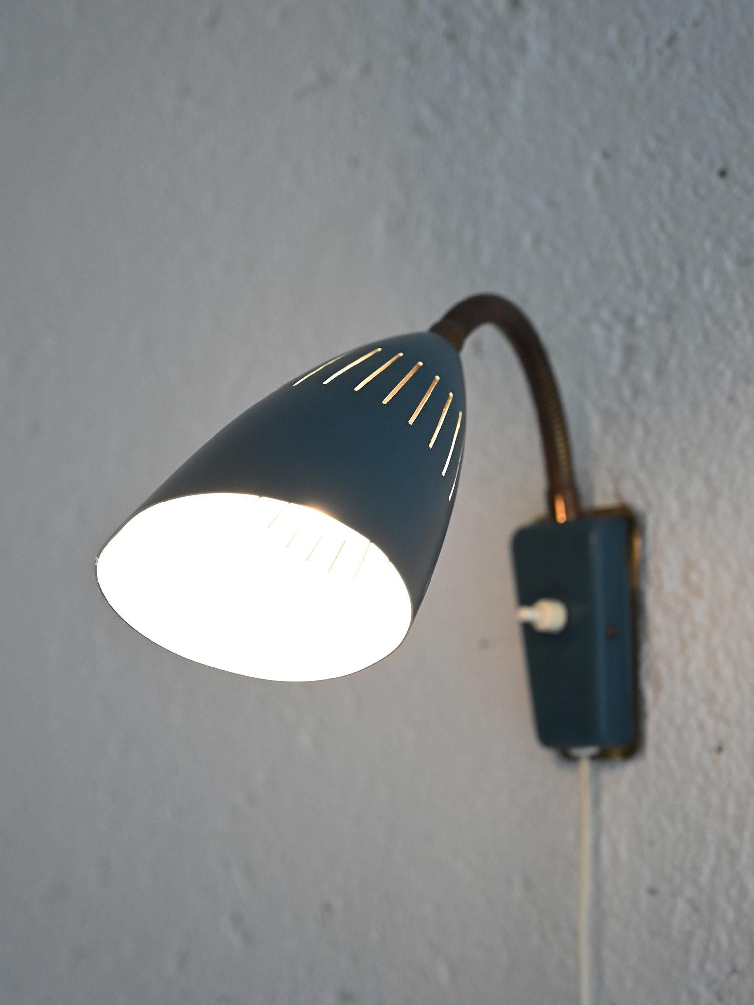 Aplique vintage de metal.

Aplique escandinavo de los años 60, caracterizado por un brazo giratorio para dirigir la luz y un armazón totalmente metálico. Su diseño sencillo y funcional refleja el estilo típico de la época, por lo que resulta