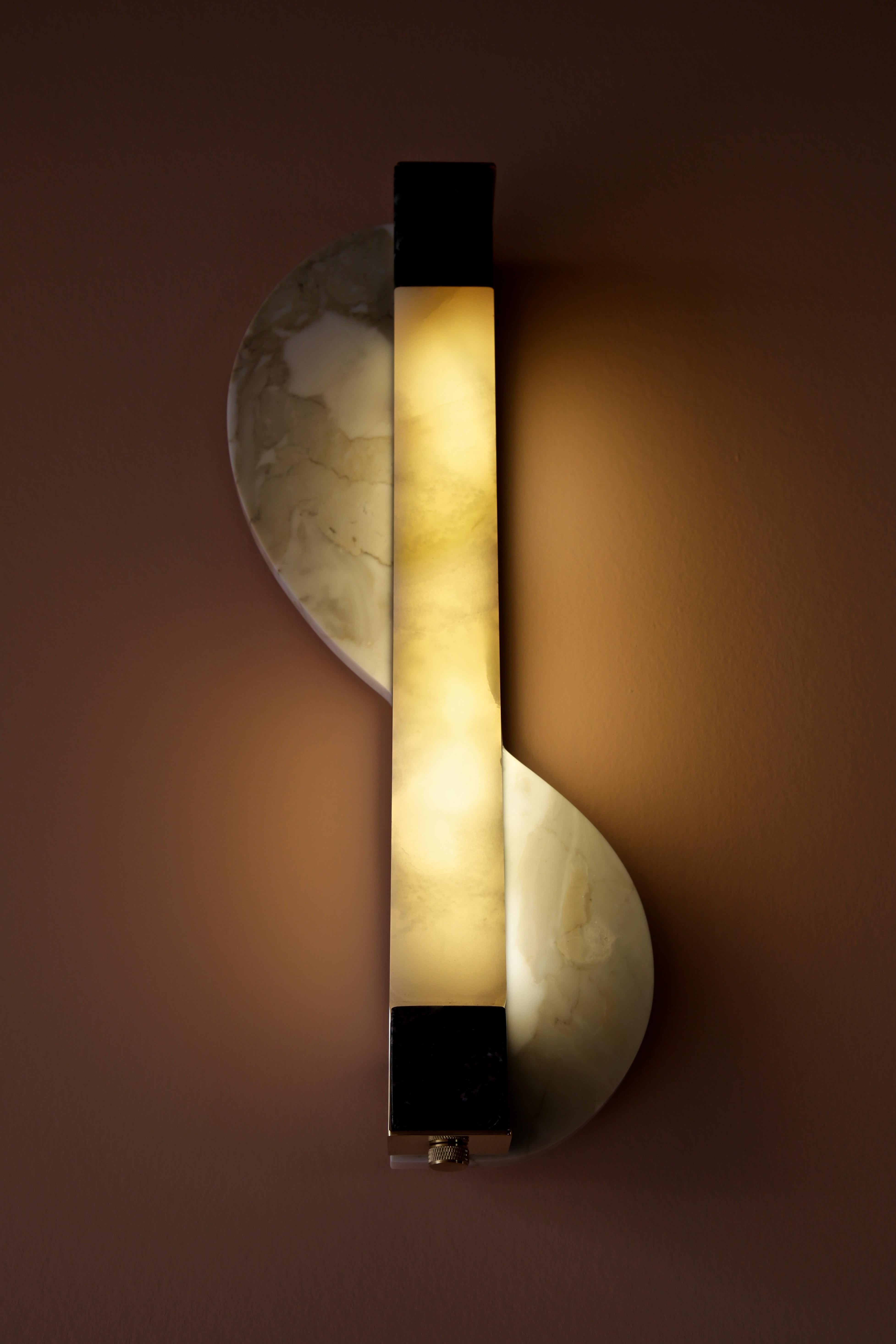 A road in the Tuscan countryside: winding, curving. We go up and down through rolling hills, enraptured by the colors of an enchanting landscape. This is how our Sinuous wall sconce was born, thinking of an undulating and fascinating landscape with