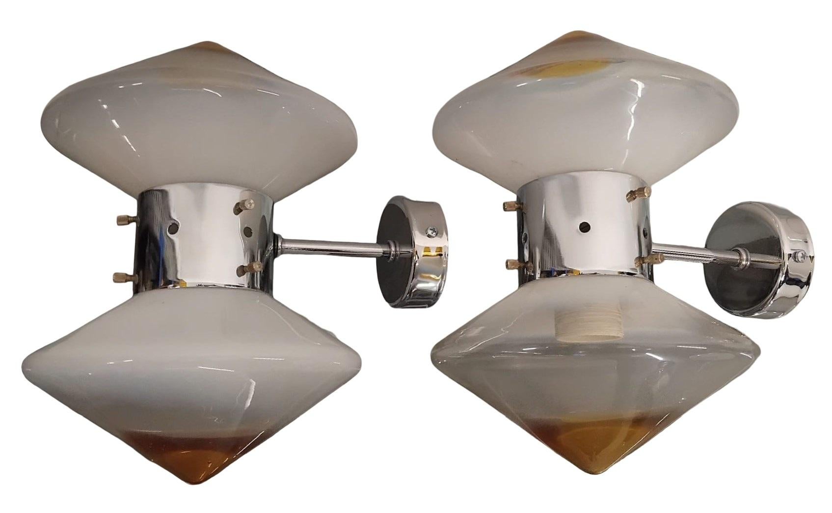 Aplique de metal y cristal de Murano por Carlo Nason para Mazzega, Italia, años 70, 
Aplique de pared de estilo retrofuturista con detalles en cromo pulido y tulipas dobles de cristal ahumado blanco opalino.
Aplique de cristal opal blanco con punto