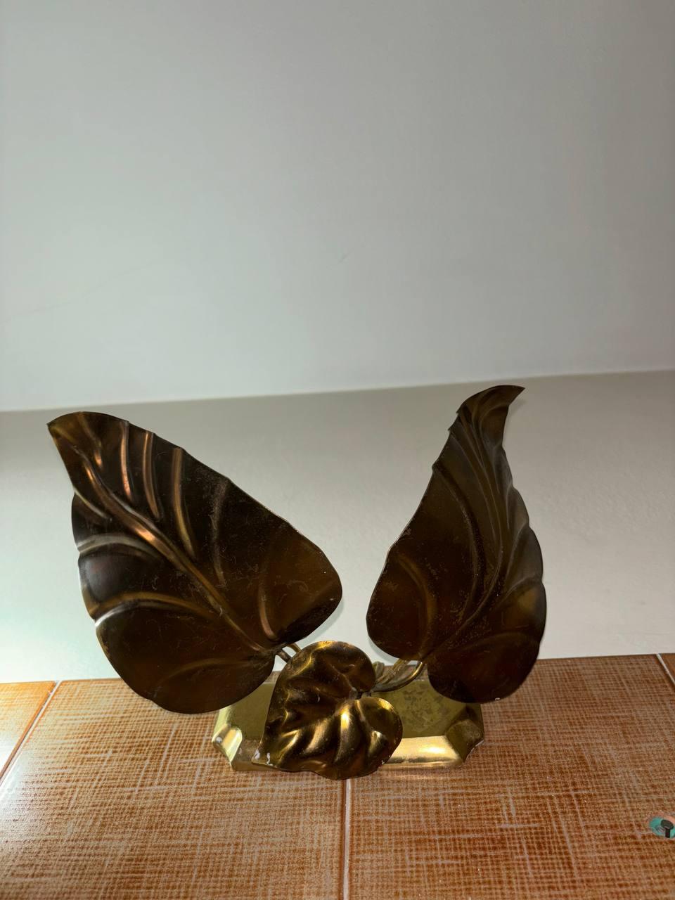 Prodotto unico speciale e raro in ottone lavorato a mano.
La sua dinamica in altezza rende tutto piu' raffinato ed elegante con due lampade che sfoggiano la proprio luce verso il cielo.  Tommaso Barbi, in qualita' estrema per il proprio design nei
