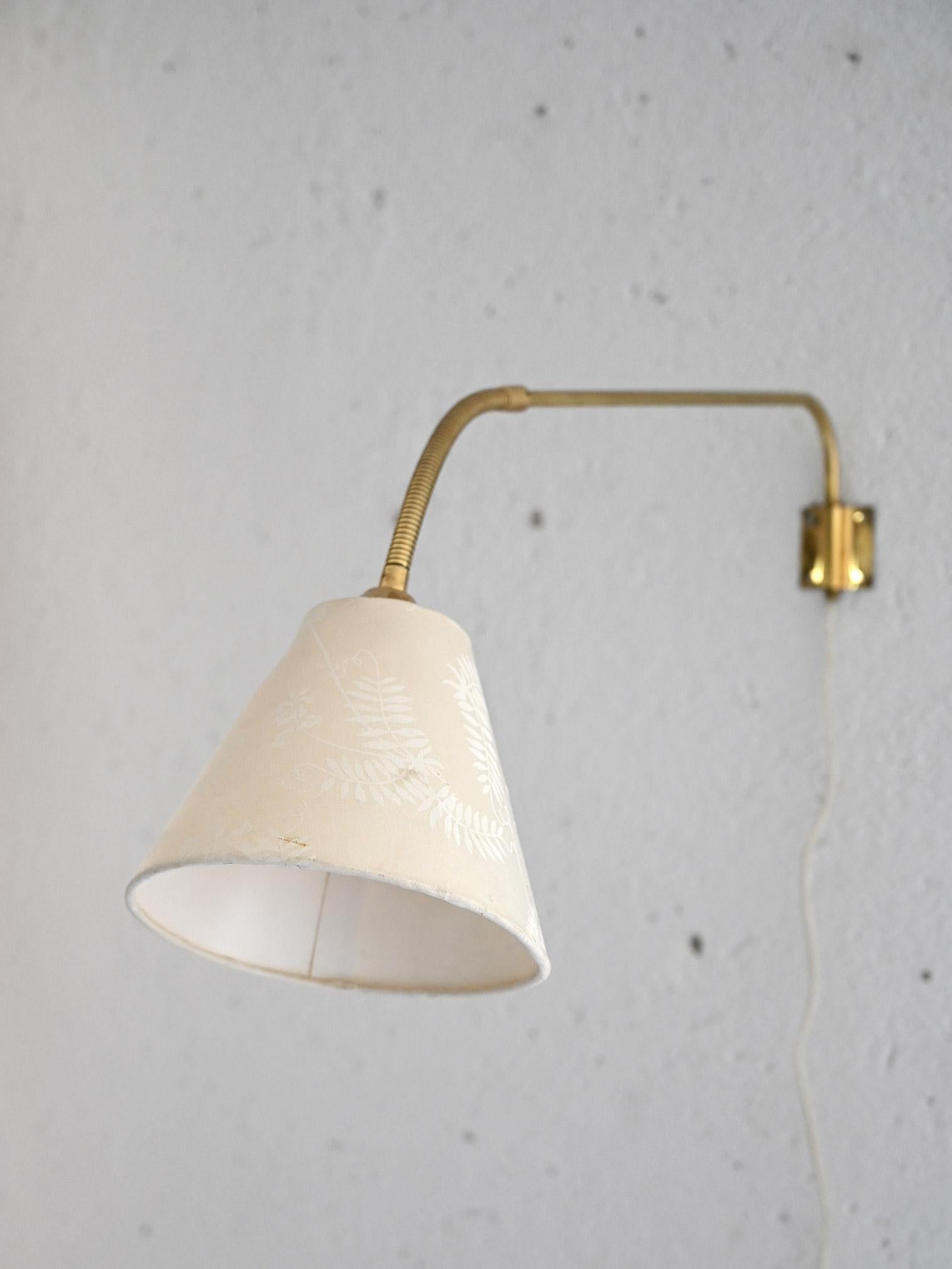 Aplique escandinavo con brazo pivotante de metal dorado.
Este accesorio de decoración vintage es un elegante ejemplo de diseño funcional y refinado que ofrece versatilidad en el posicionamiento de la luz para adaptar la iluminación a diferentes