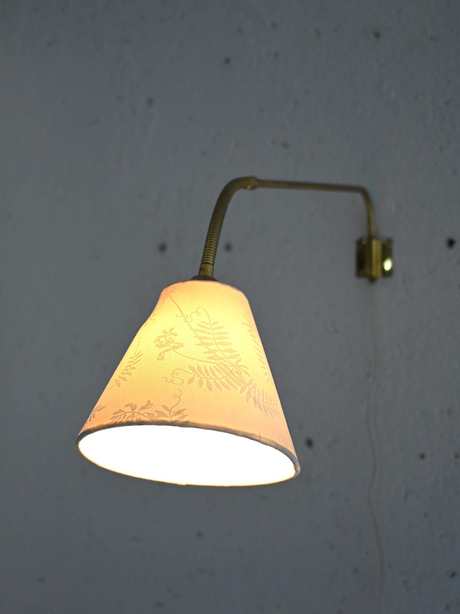 Aplique vintage con brazo dorado Escandinavo moderno en venta