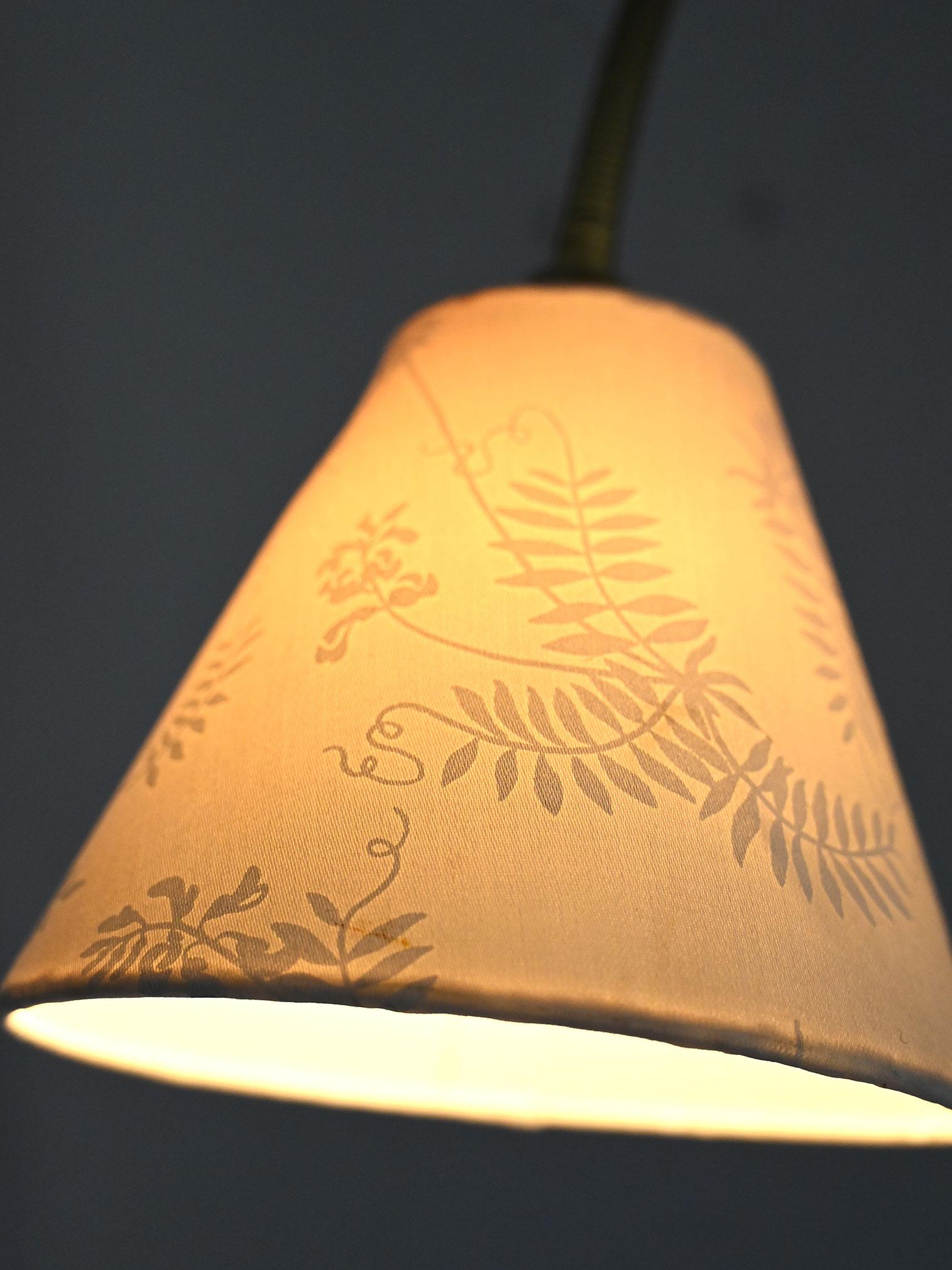 Aplique vintage con brazo dorado Scandinavian en venta