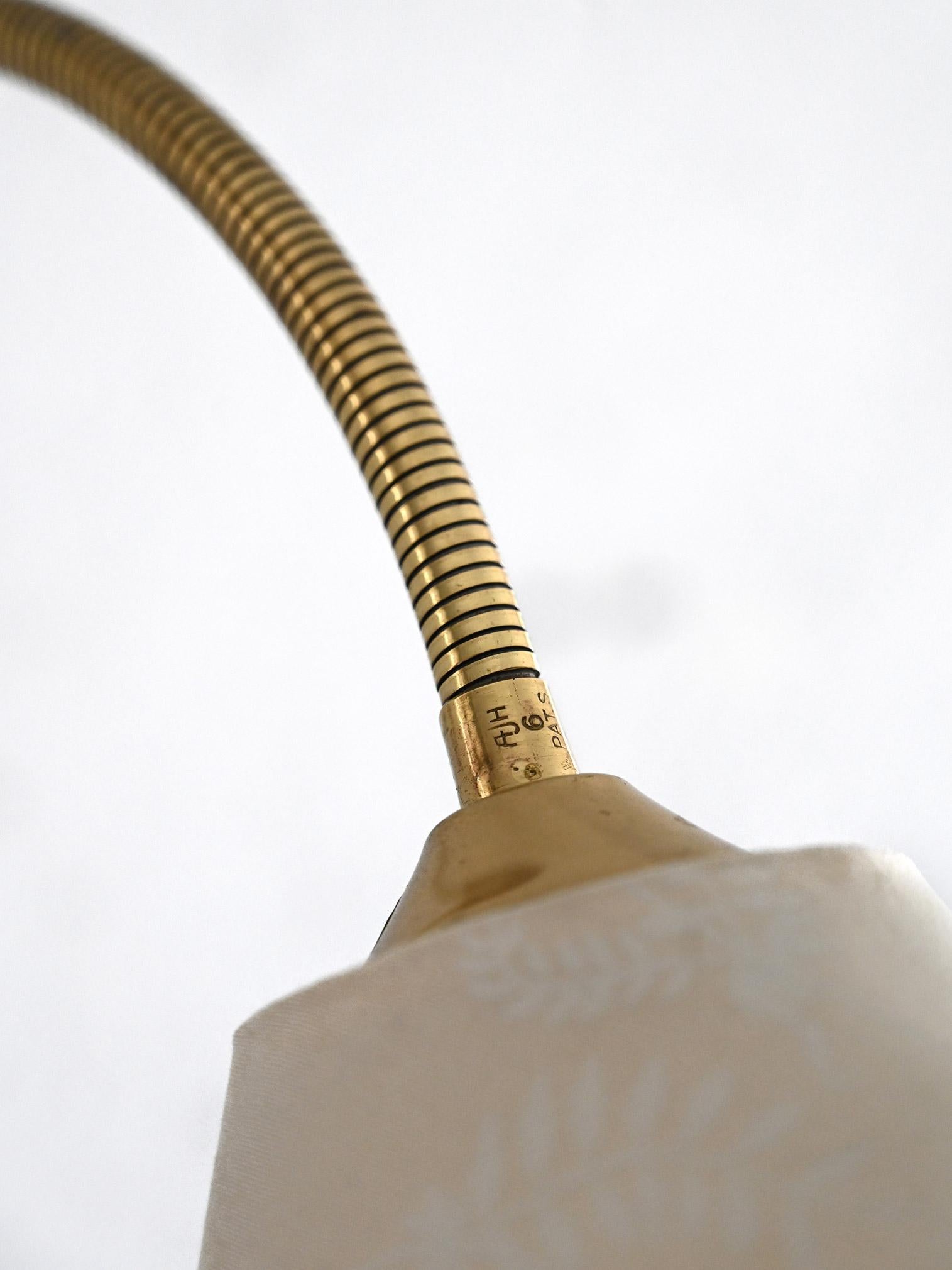 Aplique vintage con brazo dorado Mid-20th Century en venta