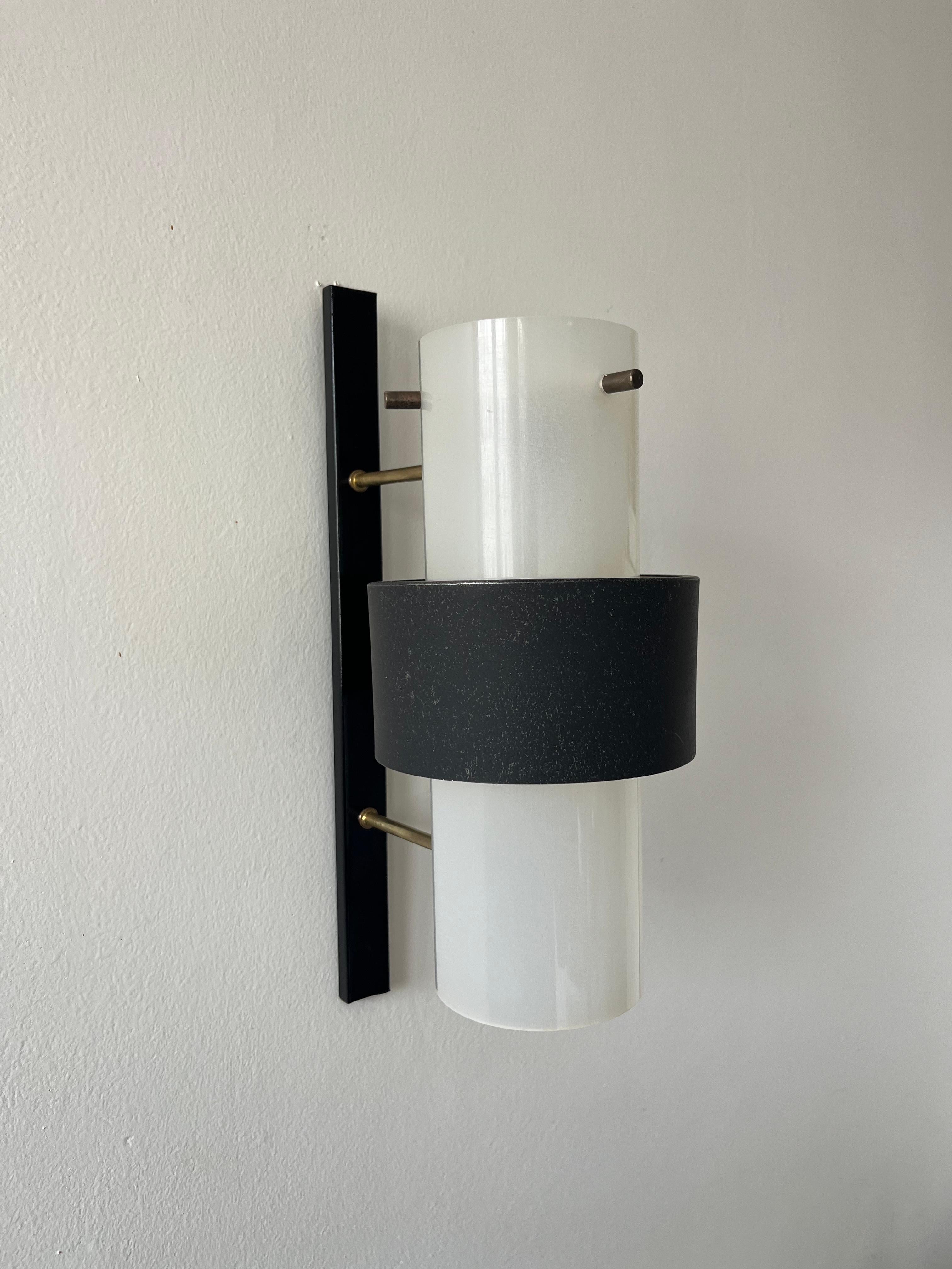 Grande applique en métal laqué, perspex et laiton éditée par la maison LUNEL. 

Superbe état et bel patine du temps. 

Hauteur platine : 43 cm
Altura difusora : 31 cm 

Francia, hacia 1960