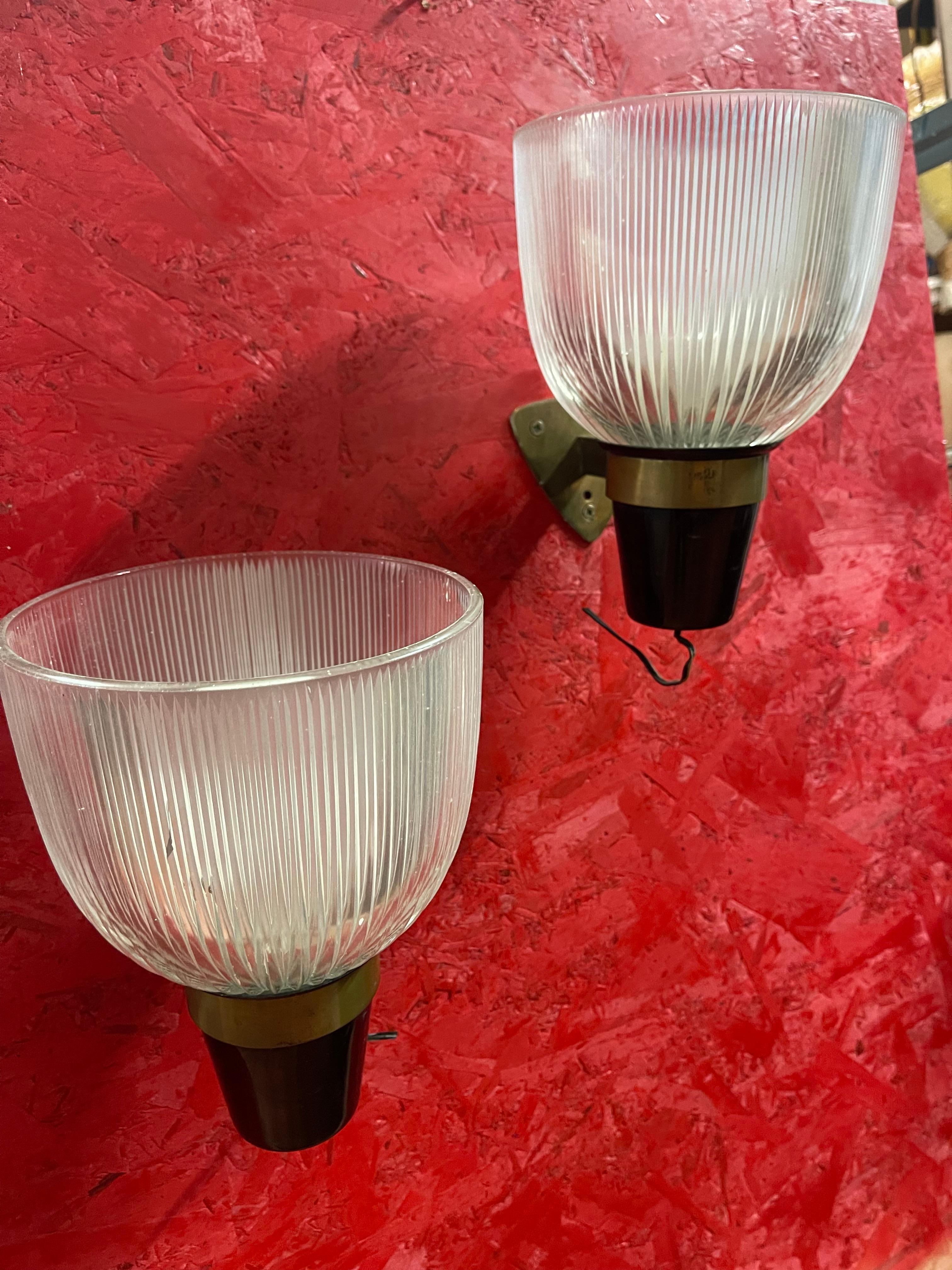Lampade LP5 di Ignazio Gardella del 1950 per Azucena. Queste iconiche appliques sono realizzate in vetro pressato, metallo verniciato nero e ottone. entrambe le lampade presentano il timbro del produttore 