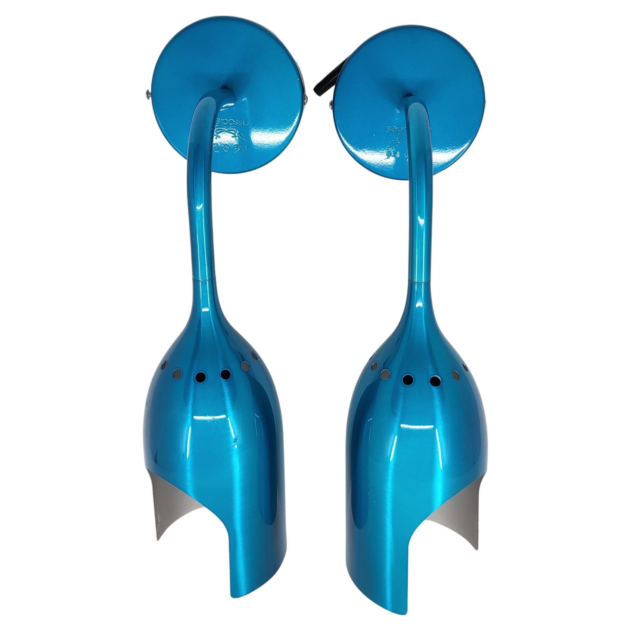 Este aplique Tournebrille lleva bien su nombre. En aluminio azul eléctrico, su reflector pivota 360 grados, lo que permite dejar pasar más o menos luz para crear, según desees, un ambiente más o menos tamizado. Se fija al suelo y también puede