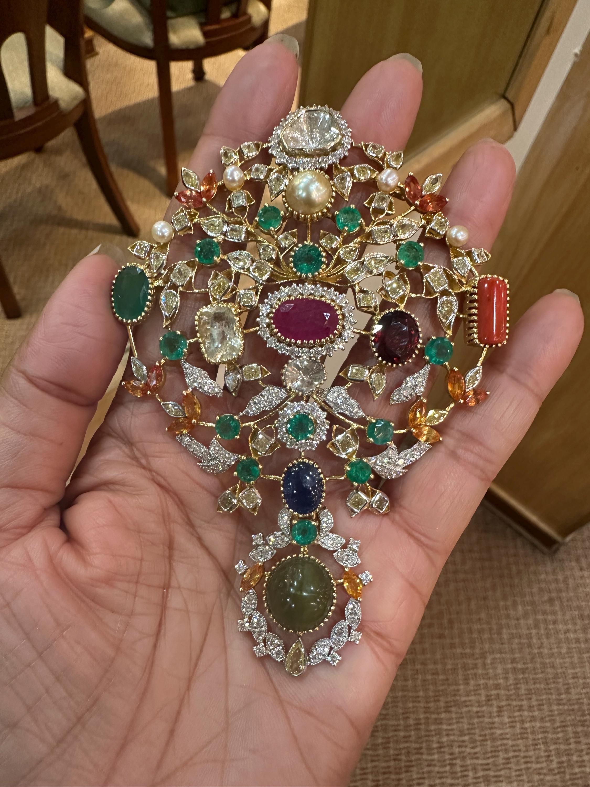 Ciondolo con gemme preziose Navratna in oro 14k con 58,5 carati di diamante in vendita 1