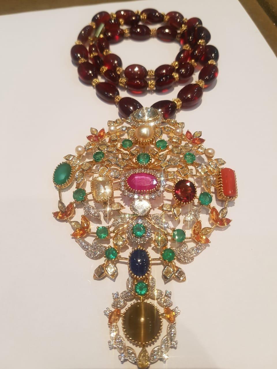 Ciondolo con gemme preziose Navratna in oro 14k con 58,5 carati di diamante In condizioni Nuovo in vendita a Yorba Linda, CA