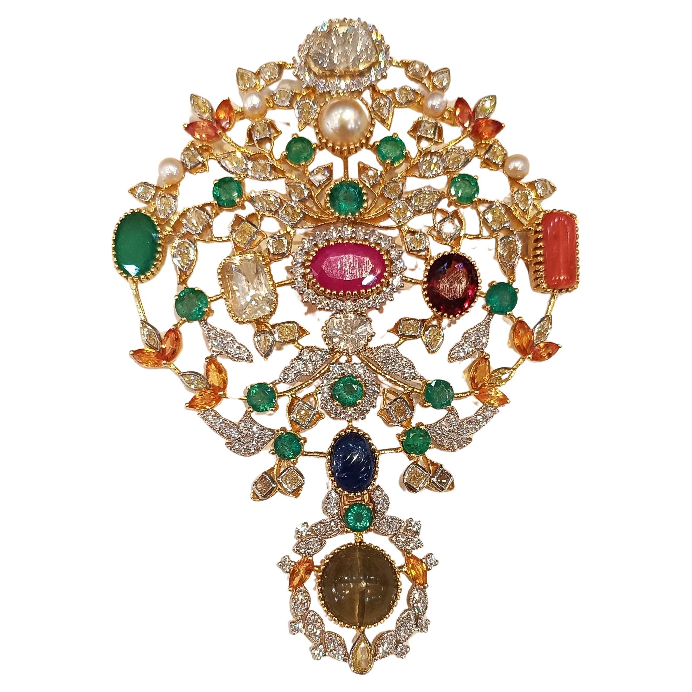 Pendente a forma di fiore in oro 18 carati con pietre preziose e diamanti Navratna. Ha una gemma di taglio rotondo tempestata di diamanti che completa il tuo look con un tocco di classe. I ciondoli vengono indossati o regalati per rappresentare