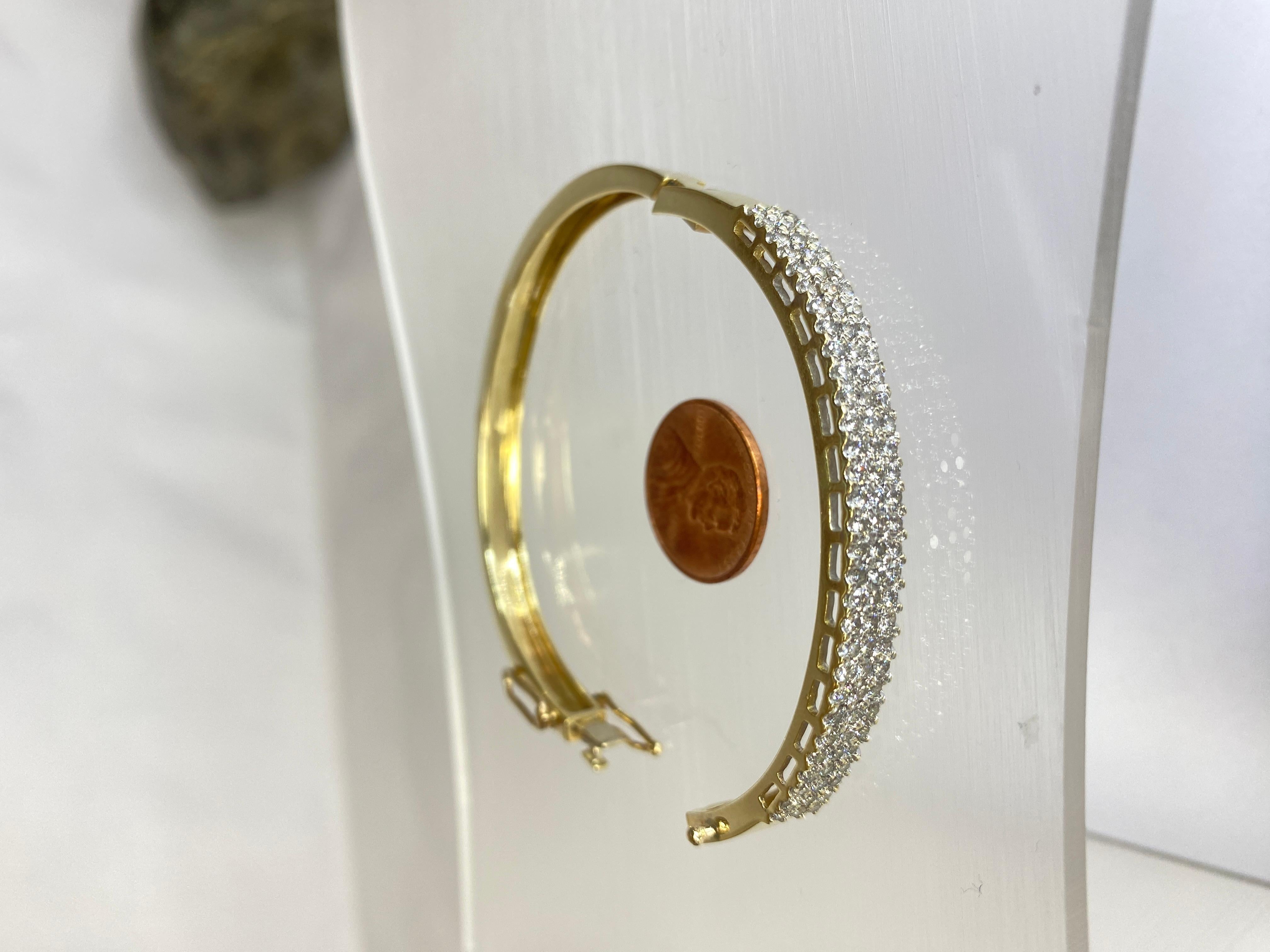 Appraised 14K Yellow Gold 2.5TCW Brilliant Pave Diamond Bangle w/ Open Box Clasp

Our 14K yellow gold 2.5 total carat weight (TCW) brilliant pave diamond bangle bracelet is a breathtaking fusion of timeless elegance and modern sophistication.