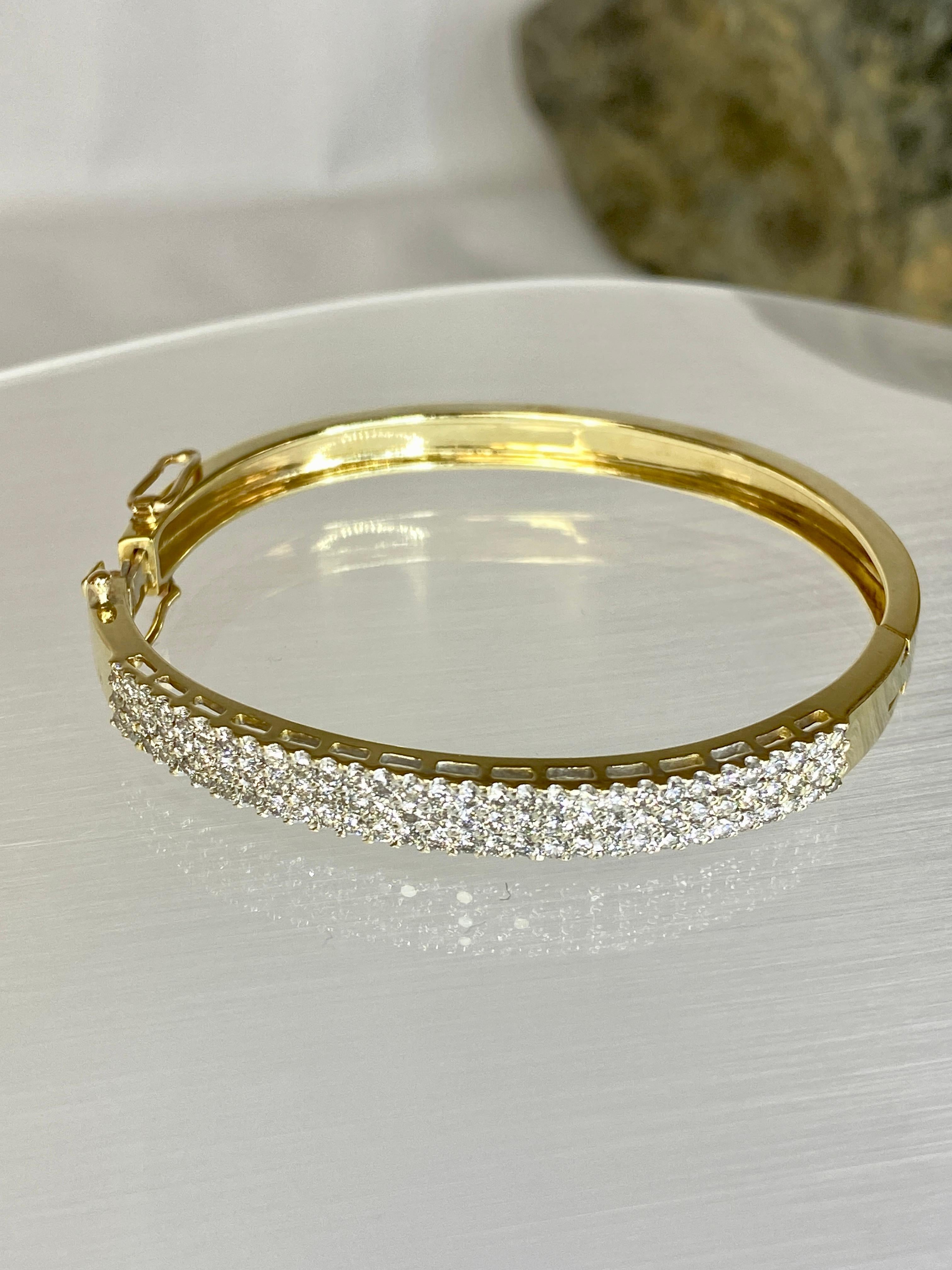 Modern Appraised 14K Yellow Gold 2.5TCW Brilliant Pave Diamond Bangle w/ Open Box Clasp For Sale