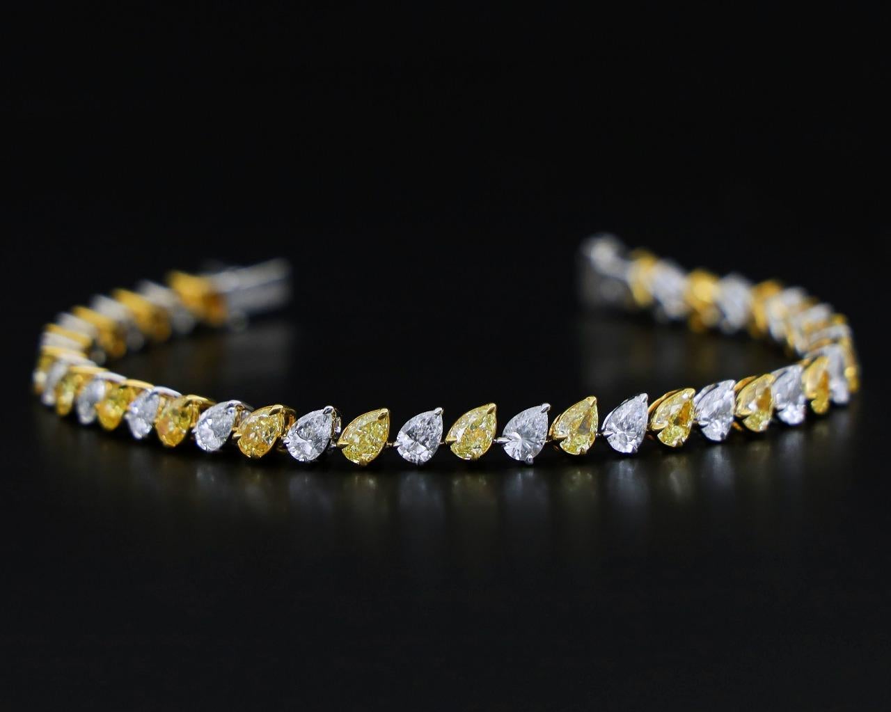 Apprécié Bracelet de diamants jaunes et blancs de 9,33 carats 
Poids brut
Or 18k Nouveau Poids 11.234
Total Diamant  Poids 9,33 carats
Nombre total de diamants 42
21 diamants blancs D-F VVS-VS (.25-.20 carats chacun)- 4.27 carats 
21 diamants jaunes