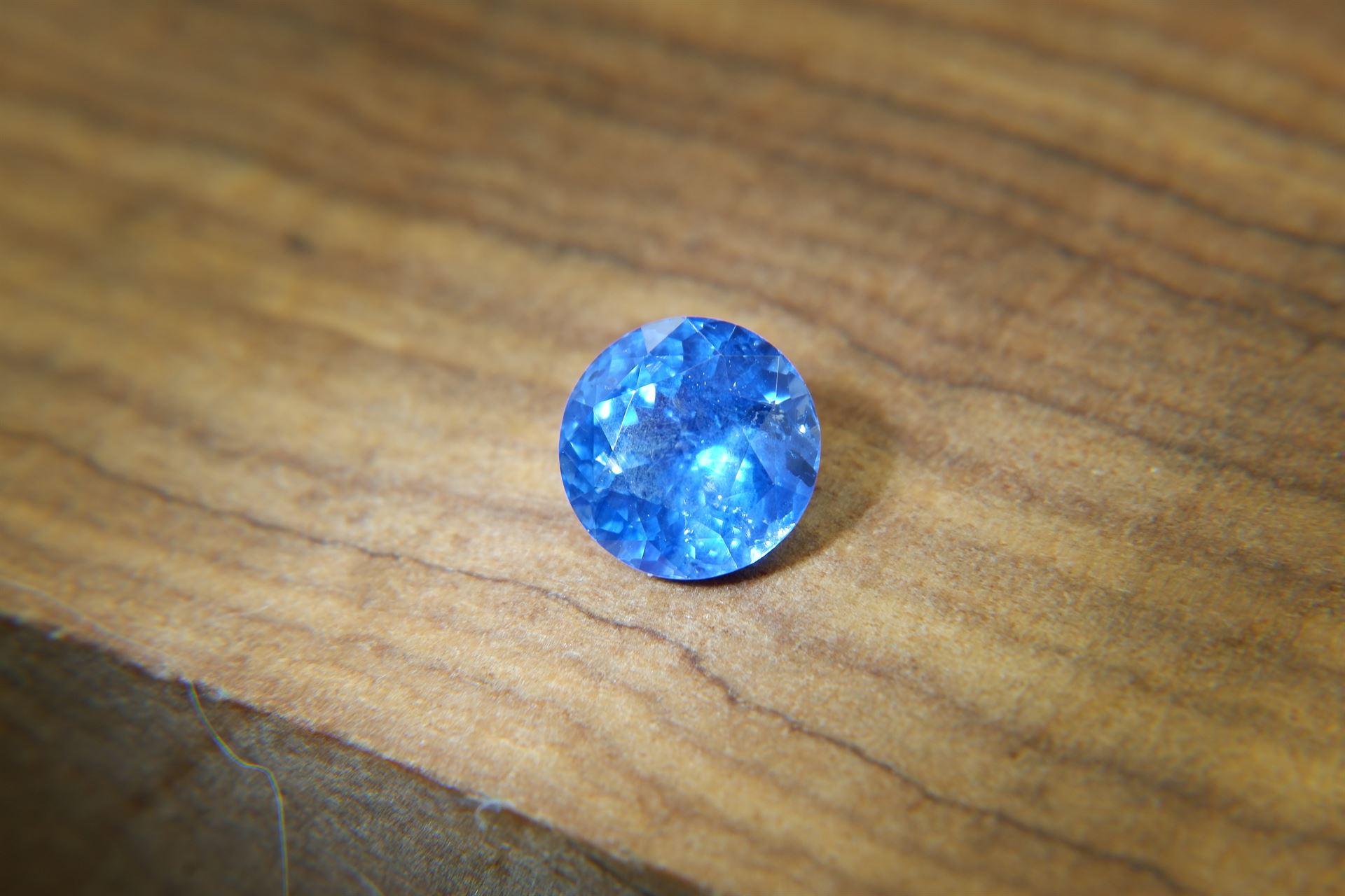 Appraised Premium: 2.08 ct Neon Cornflower Blue Sapphire In New Condition For Sale In Sheridan, WY