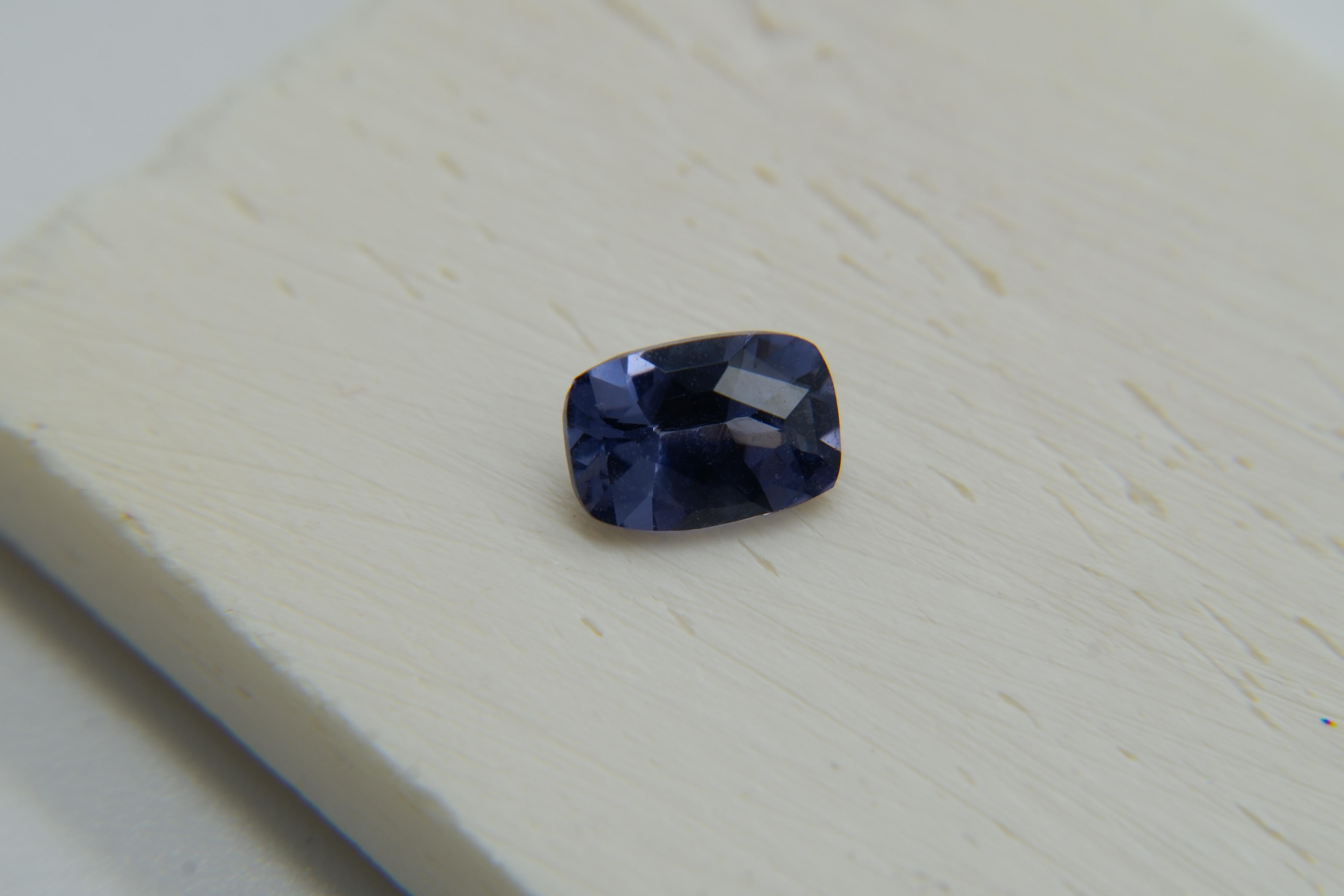 APPRAISED PREMIUM: Violettblauer Spinell (Kissenschliff) im Angebot