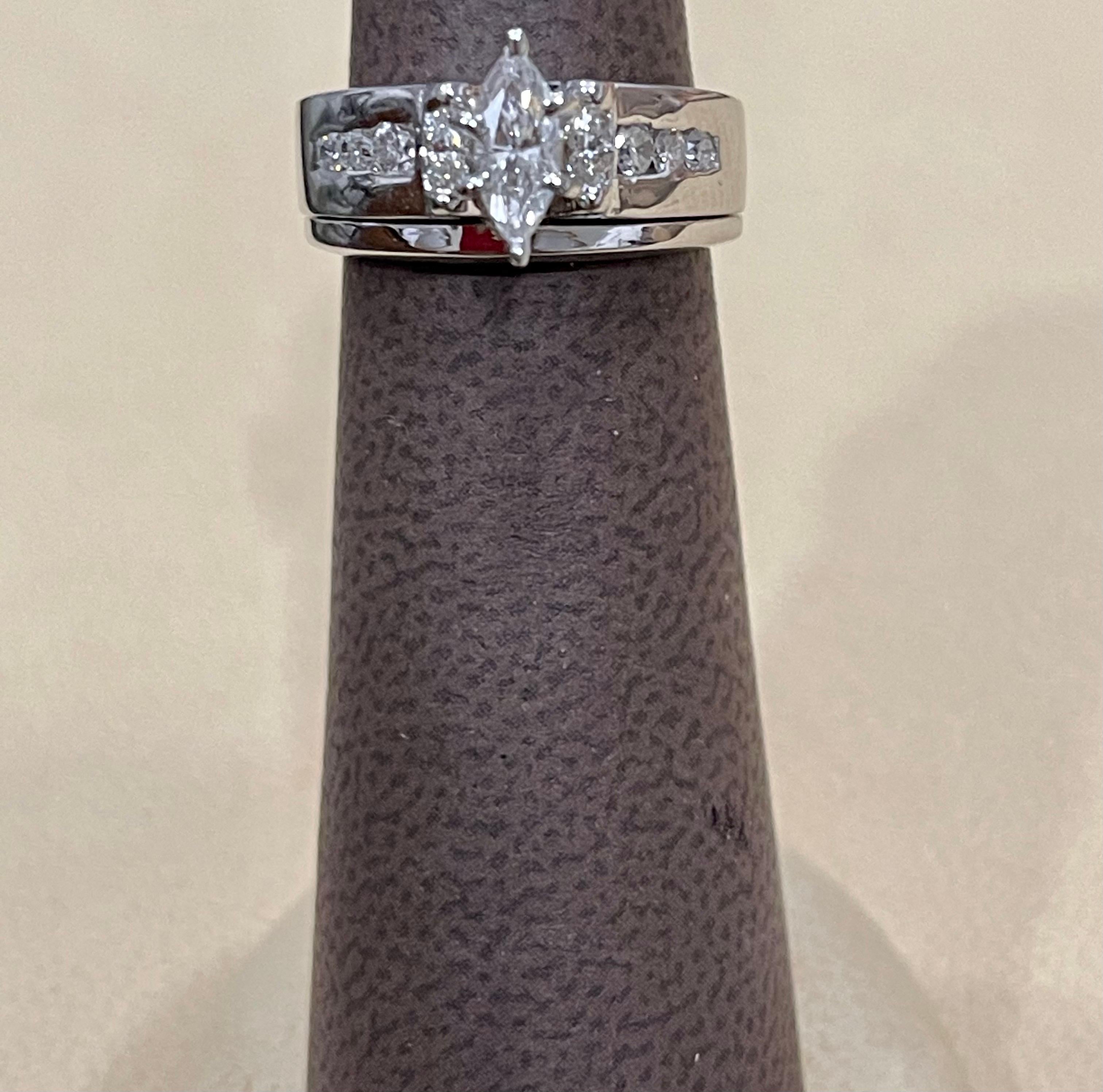 Anillo/Banda de diamantes de aproximadamente 0,75 quilates Oro blanco de 14 quilates Talla 4 y 1/2
El diseño del anillo es tal que parece que tiene una banda con el anillo 
Aproximadamente 50 puntas de diamante Marquise Center y 0,75 Total  diamante