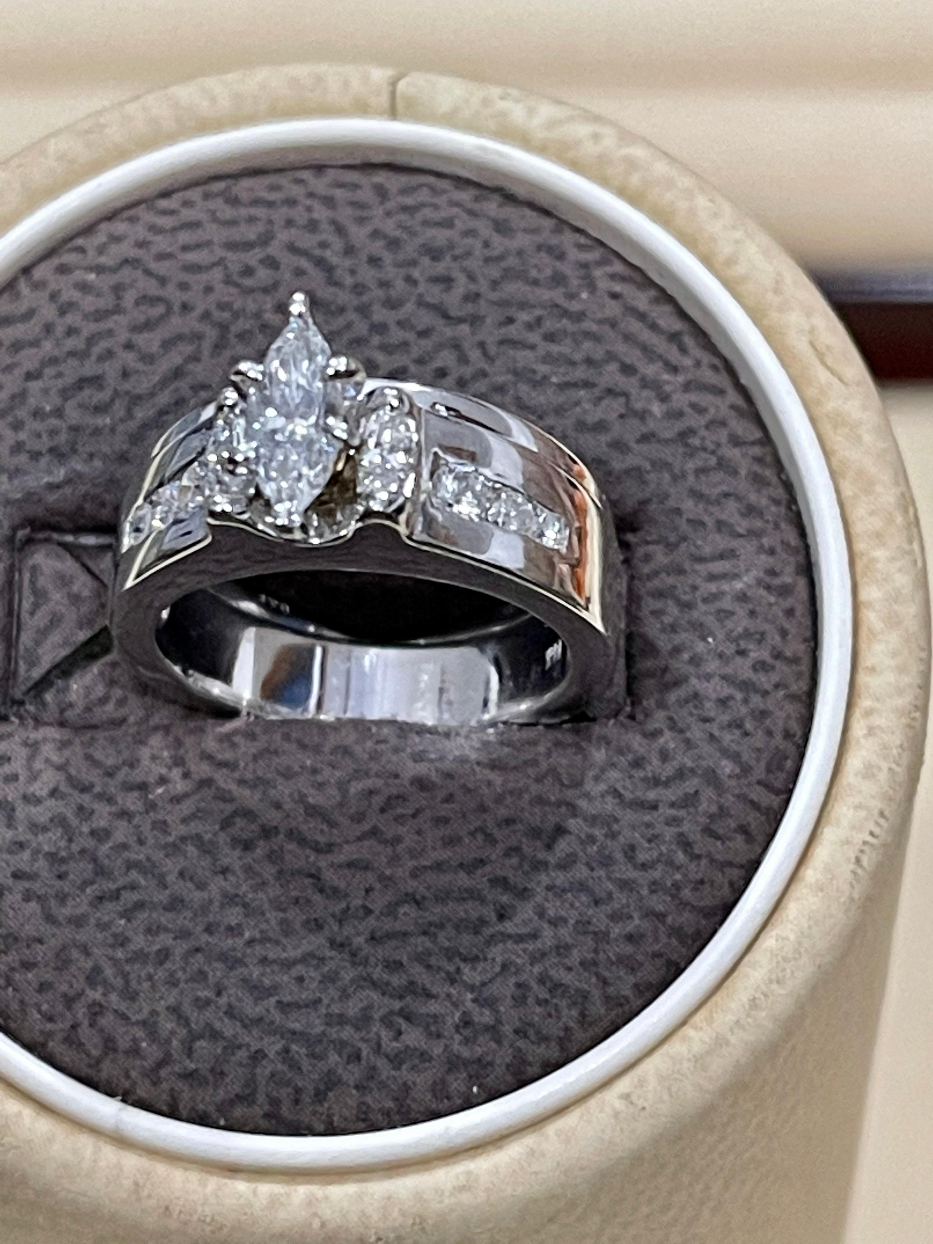 Taille Marquise Diamants de fiançailles d'environ 0,75 carat  Bague/anneau en or blanc 14 carats en vente
