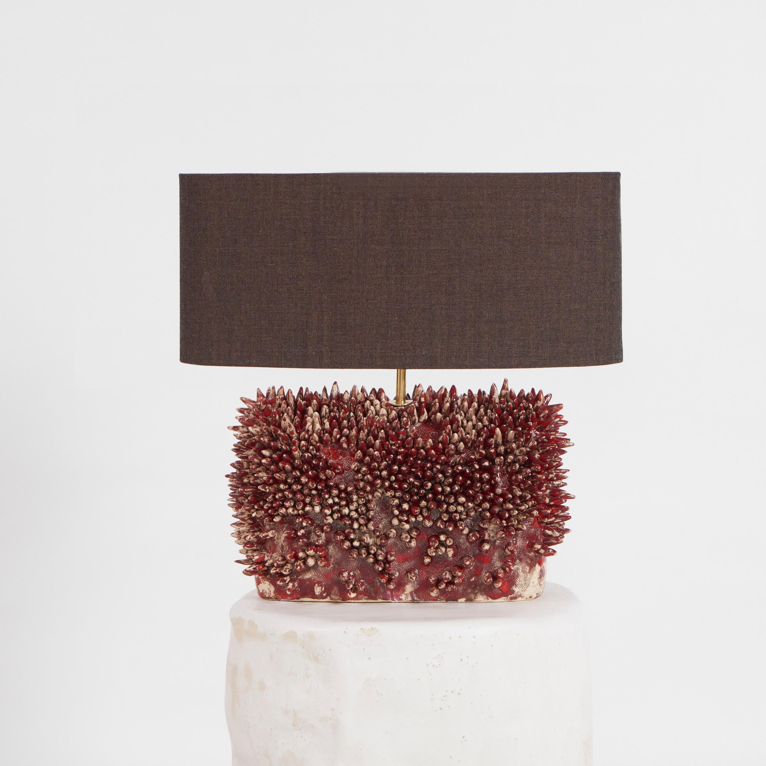 Lampe de table en céramique artisanale par project 213A.
Fabriqué dans l'atelier de céramique de la marque.

Lumière lancée en 2023 lors du Salone de Mobile à la Foire d'Alcova à Milan dans le cadre d'une nouvelle gamme de lampes artisanales en