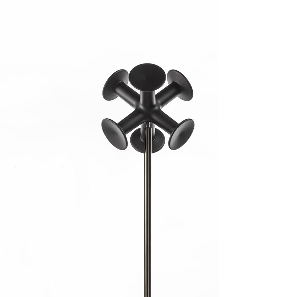 Perchero Apretto con soporte de metal en oscuro brillante 
acabado y con perchero de fresno macizo en acabado negro. 
También disponible bajo pedido en Diámetro 36 cm x Altura 160 cm.
También disponible bajo pedido con perchero en nogal macizo
en