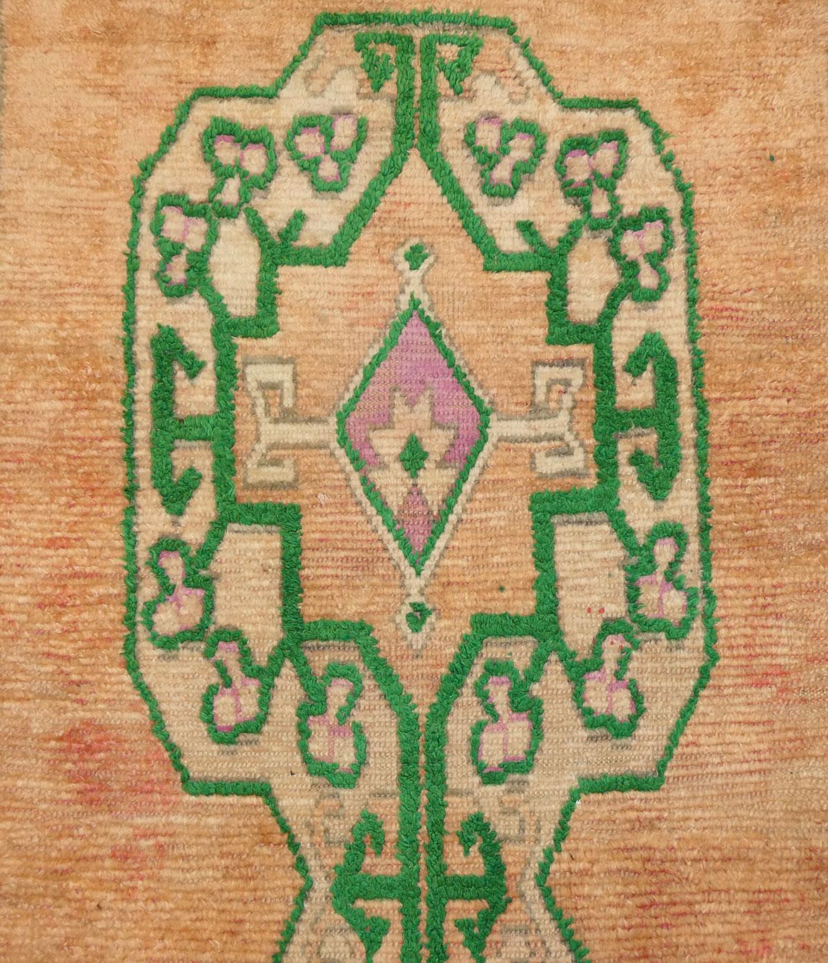 Marokkanischer Boujad-Teppich, handgewebt mit einer Mischung aus apricotfarbener, grüner und lavendelfarbener Wolle in einem verschnörkelten Medaillon-Berber-Design. CIRCA 1960 
Boujad-Teppiche sind lebendige, handgewebte marokkanische Teppiche, die
