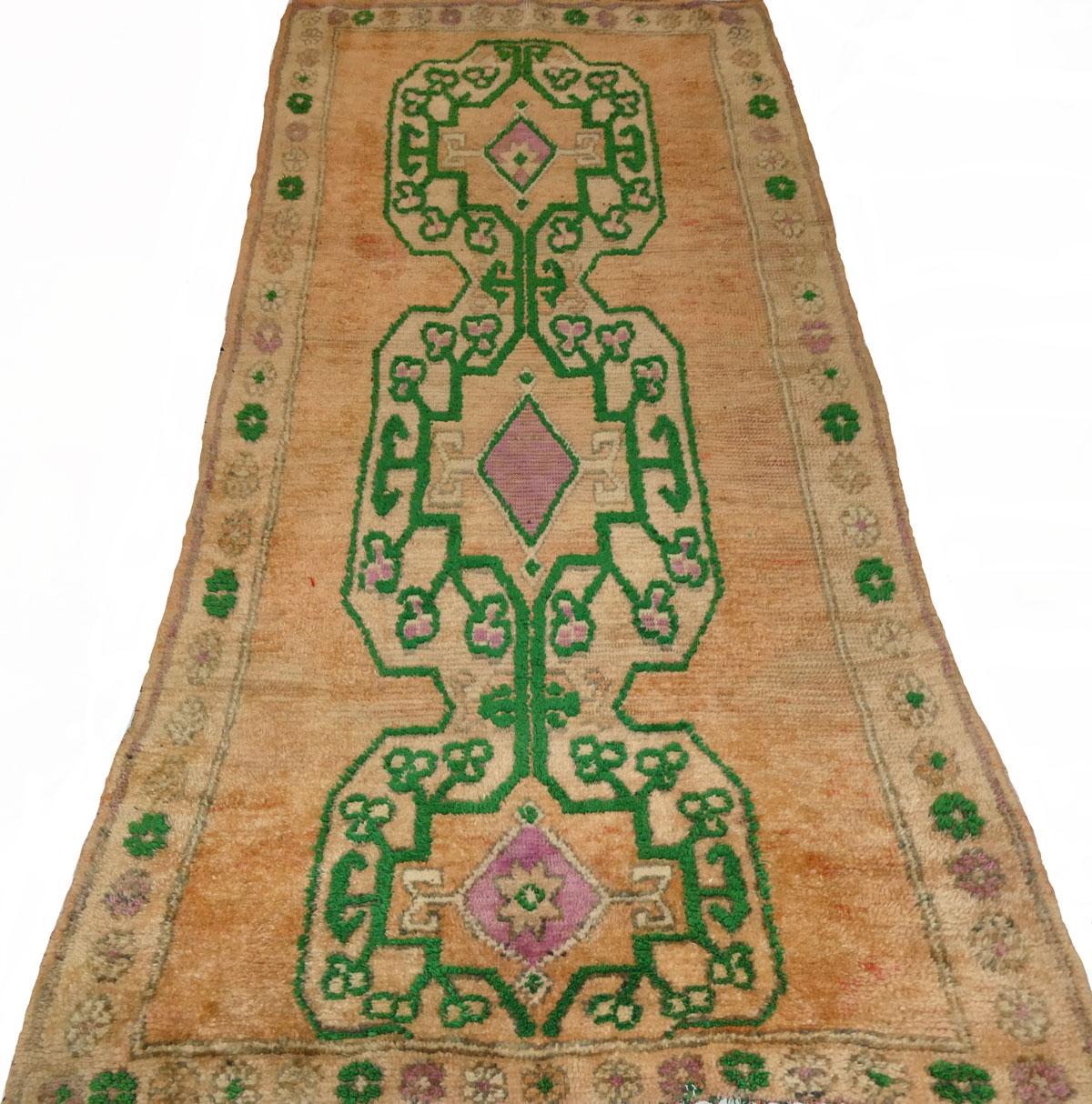 Aprikose und Smaragd Midcentury Boujad Teppich 4' xx 8'10 (Handgewebt) im Angebot