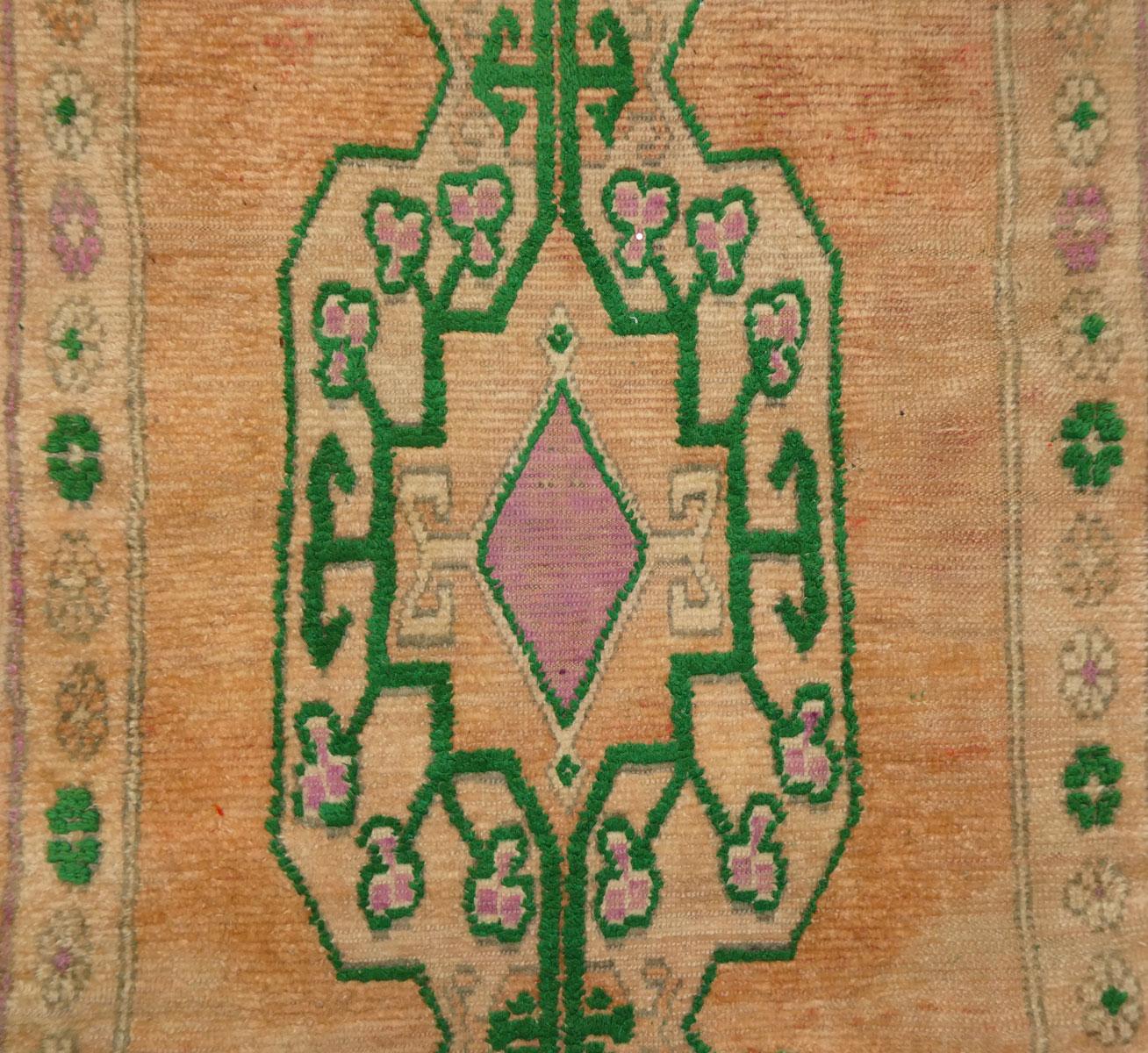 Aprikose und Smaragd Midcentury Boujad Teppich 4' xx 8'10 im Zustand „Gut“ im Angebot in Los Angeles, CA